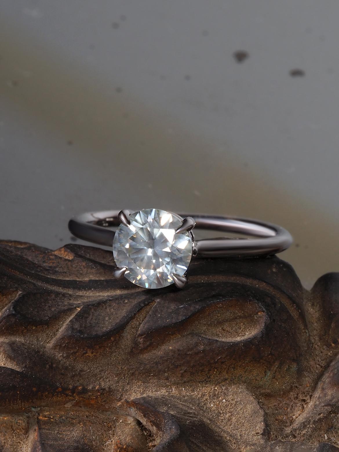 Bague de fiançailles inhabituelle faite sur mesure en or 18 carats avec diamant gris anthracite de 1,02 carat en vente 12