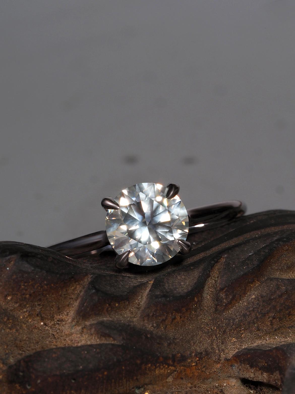 Bague de fiançailles inhabituelle faite sur mesure en or 18 carats avec diamant gris anthracite de 1,02 carat en vente 1
