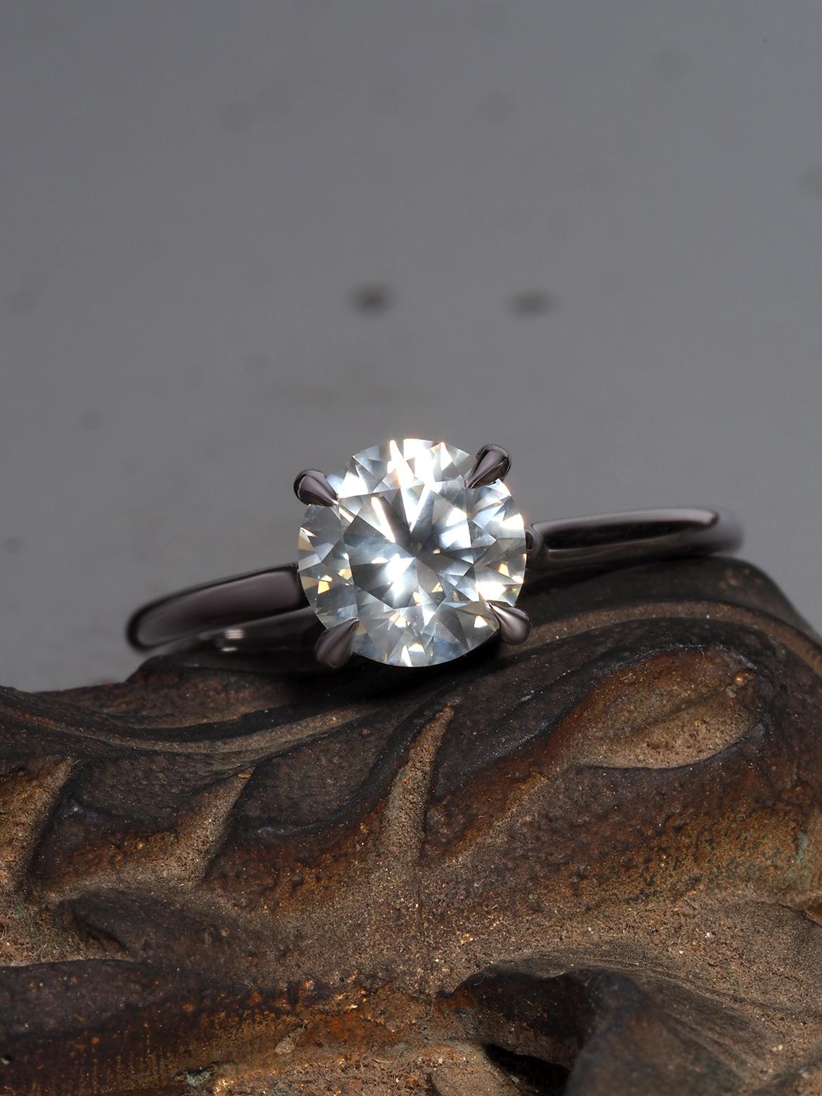 Bague de fiançailles inhabituelle faite sur mesure en or 18 carats avec diamant gris anthracite de 1,02 carat en vente 2