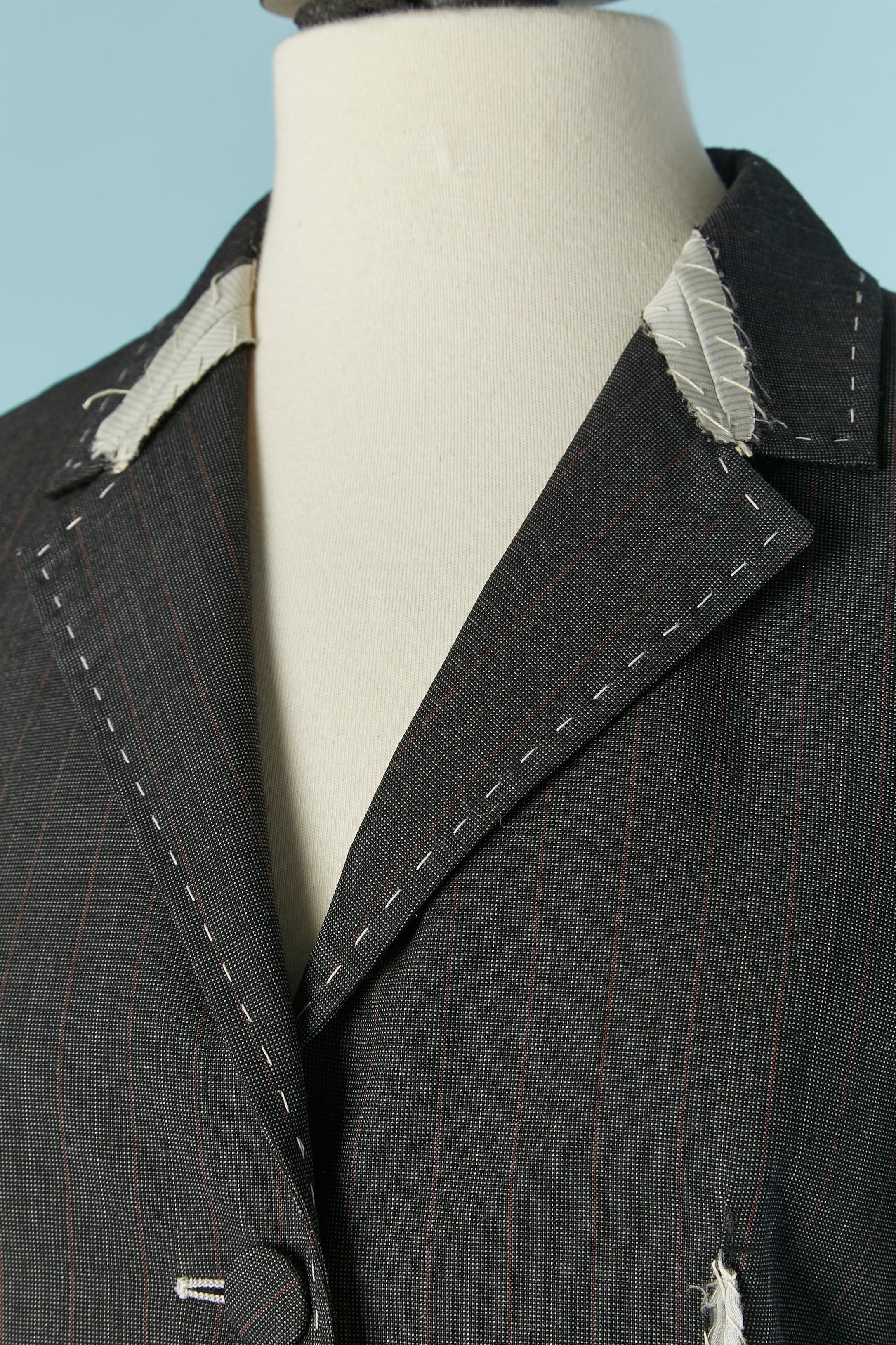 Anthrazitgrauer Einreiher-Blazer mit Außennaht. Zusammensetzung des Hauptgewebes: 100% Wolle. Gestreift Zusammensetzung des Futters: 100% Viskose. Stoff Knopf und Knopflochverschluss in der vorderen Mitte und an den Manschetten.
Tasche auf beiden