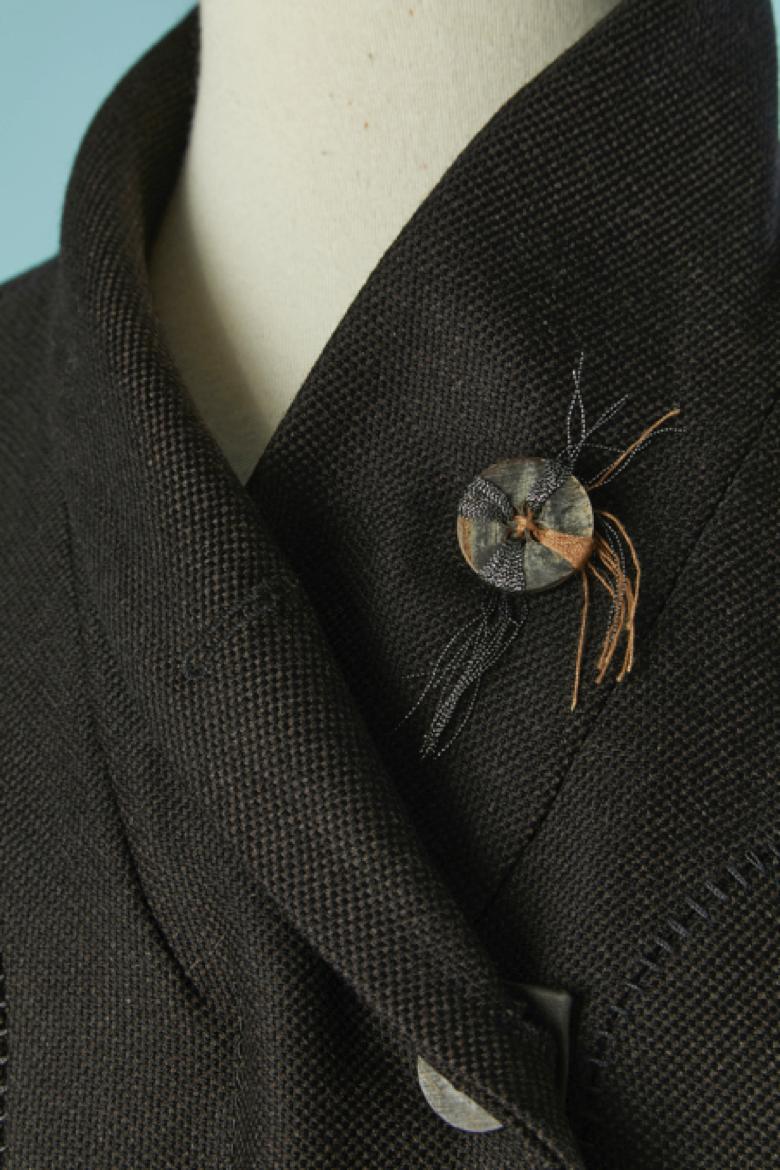 Giacca monopetto grigio antracite con lavorazione a taglio. Tessuto principale: 100% lana, composizione della fodera: 100% rayon.
Manica raglan. Lavorazione a taglio con impunture. Un'abbottonatura nascosta sotto quella superiore. 
TAGLIA 40 (Fr)