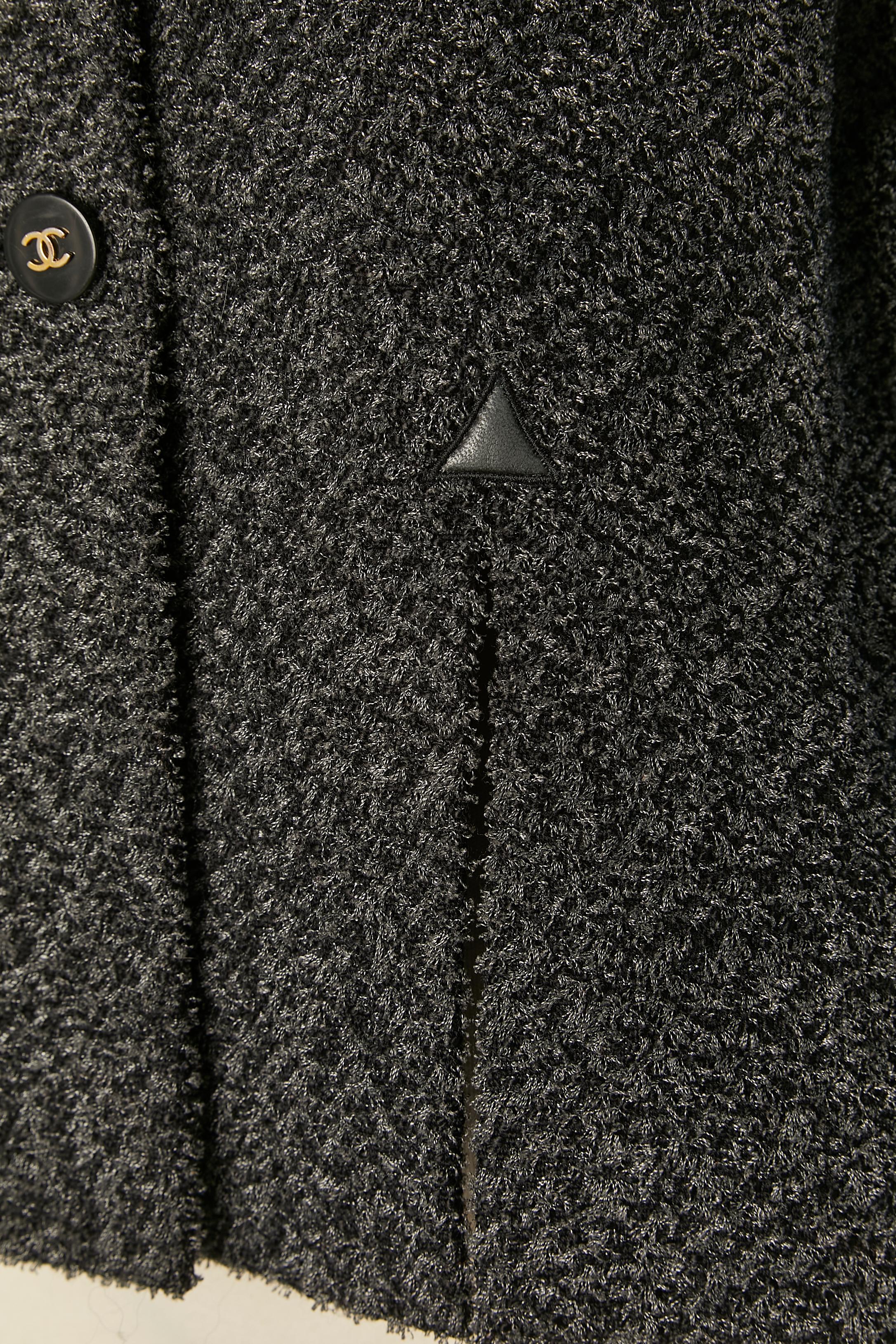 Nero Giacca monopetto in tweed grigio antracite con spilla a fiore in tessuto Chanel in vendita