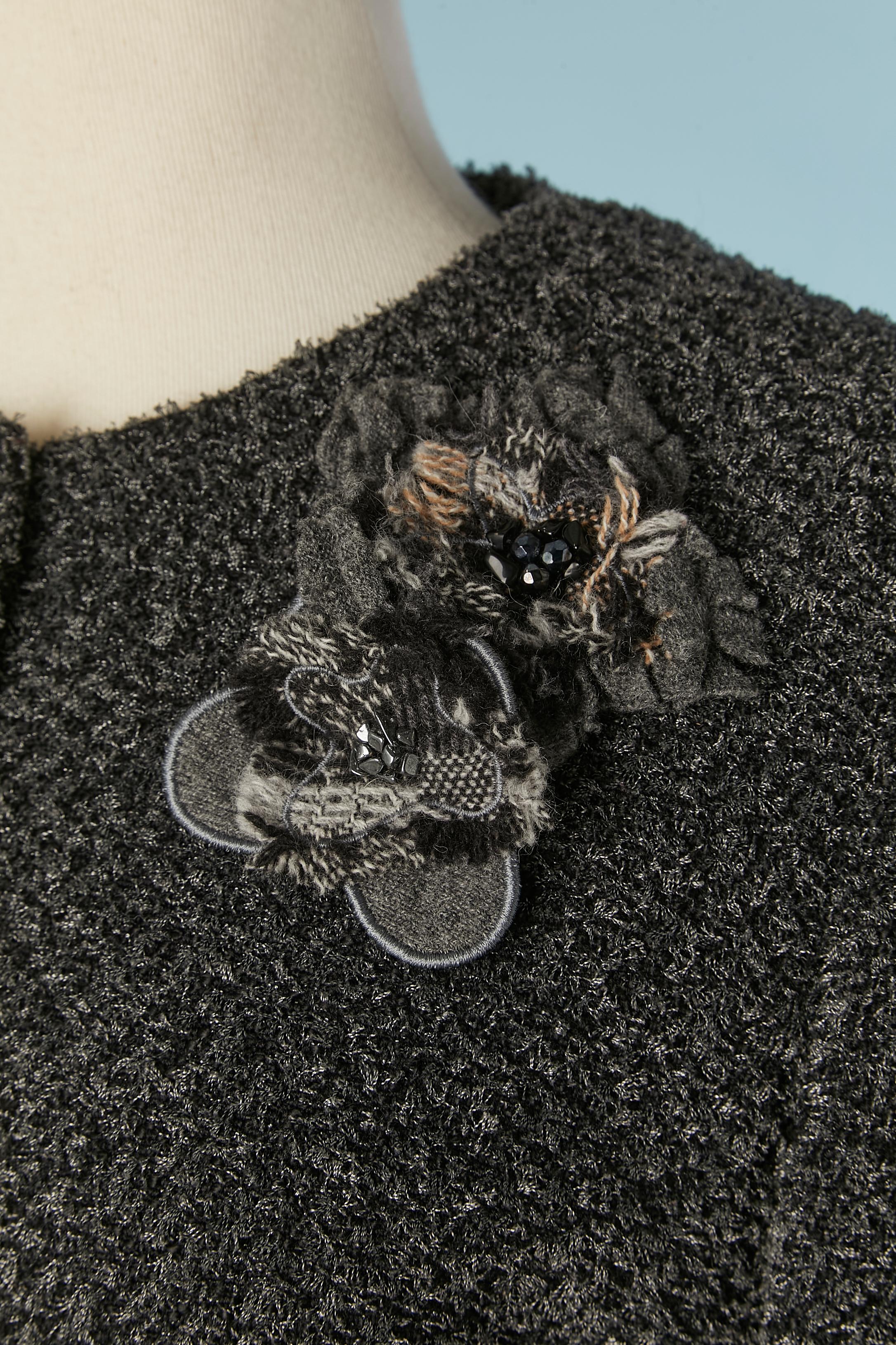 Giacca monopetto in tweed grigio antracite con spilla a fiore in tessuto Chanel In condizioni ottime in vendita a Saint-Ouen-Sur-Seine, FR