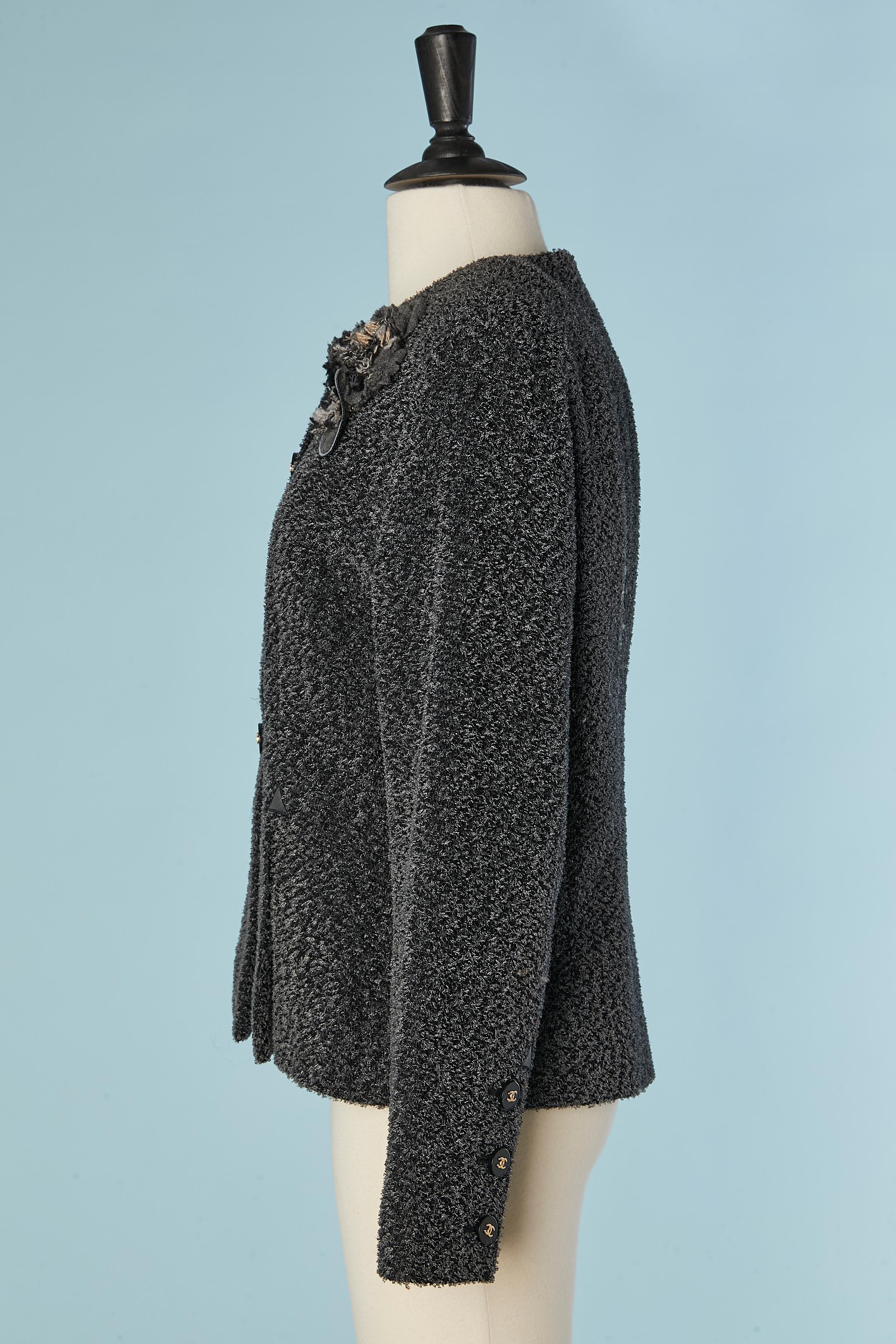 Donna Giacca monopetto in tweed grigio antracite con spilla a fiore in tessuto Chanel in vendita