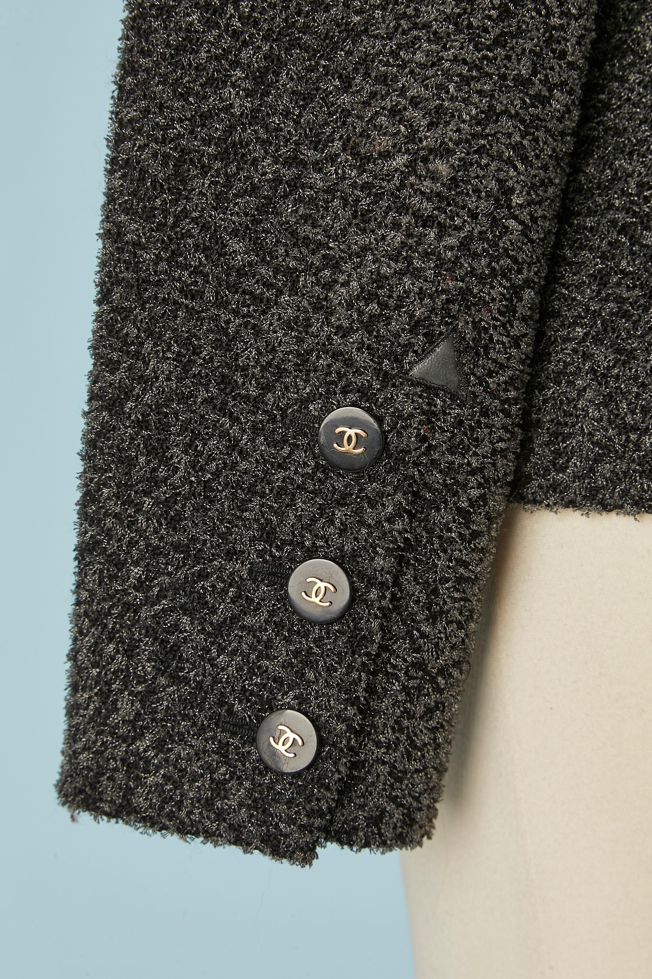 Giacca monopetto in tweed grigio antracite con spilla a fiore in tessuto Chanel in vendita 1