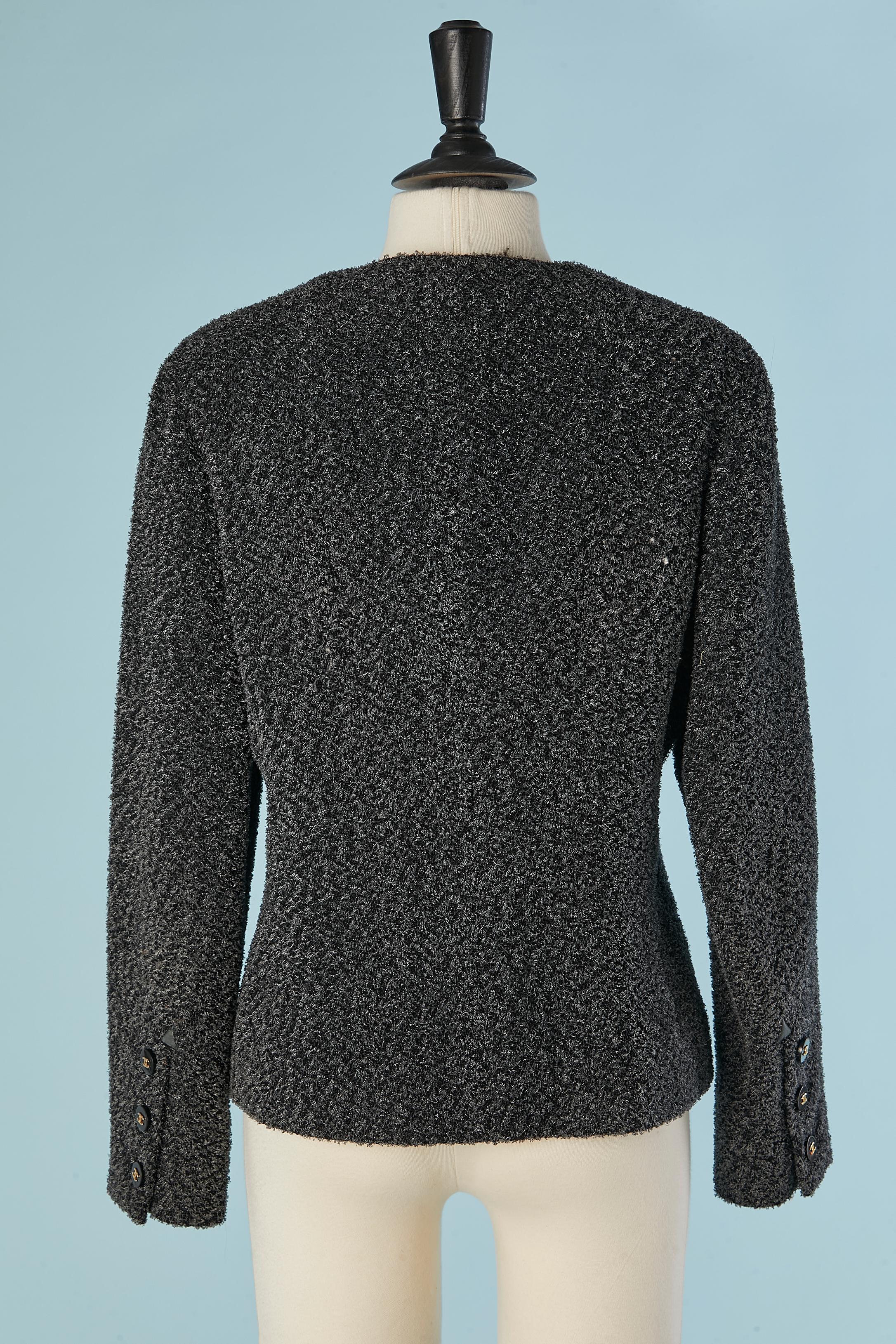 Giacca monopetto in tweed grigio antracite con spilla a fiore in tessuto Chanel in vendita 2