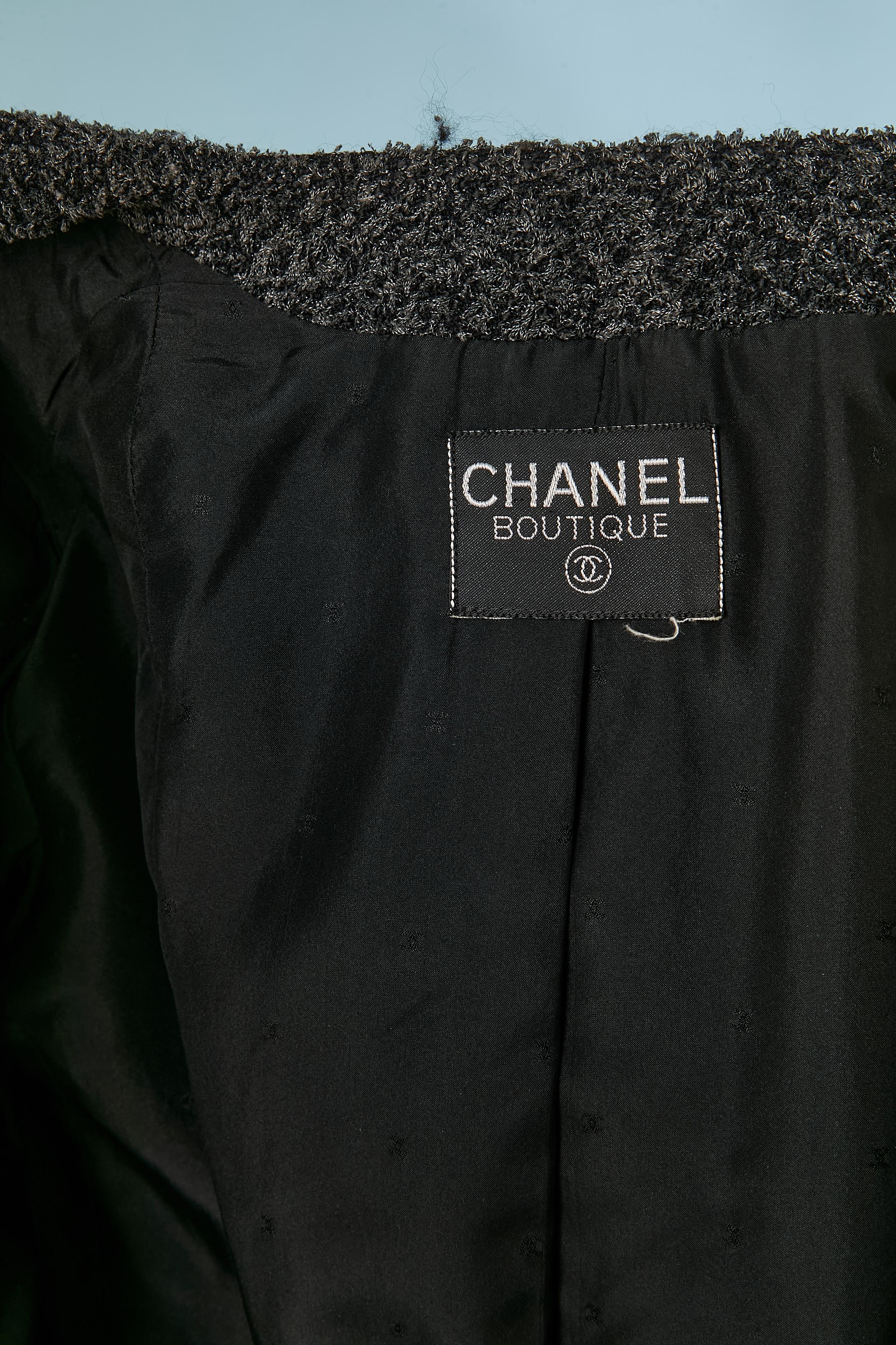 Giacca monopetto in tweed grigio antracite con spilla a fiore in tessuto Chanel in vendita 3