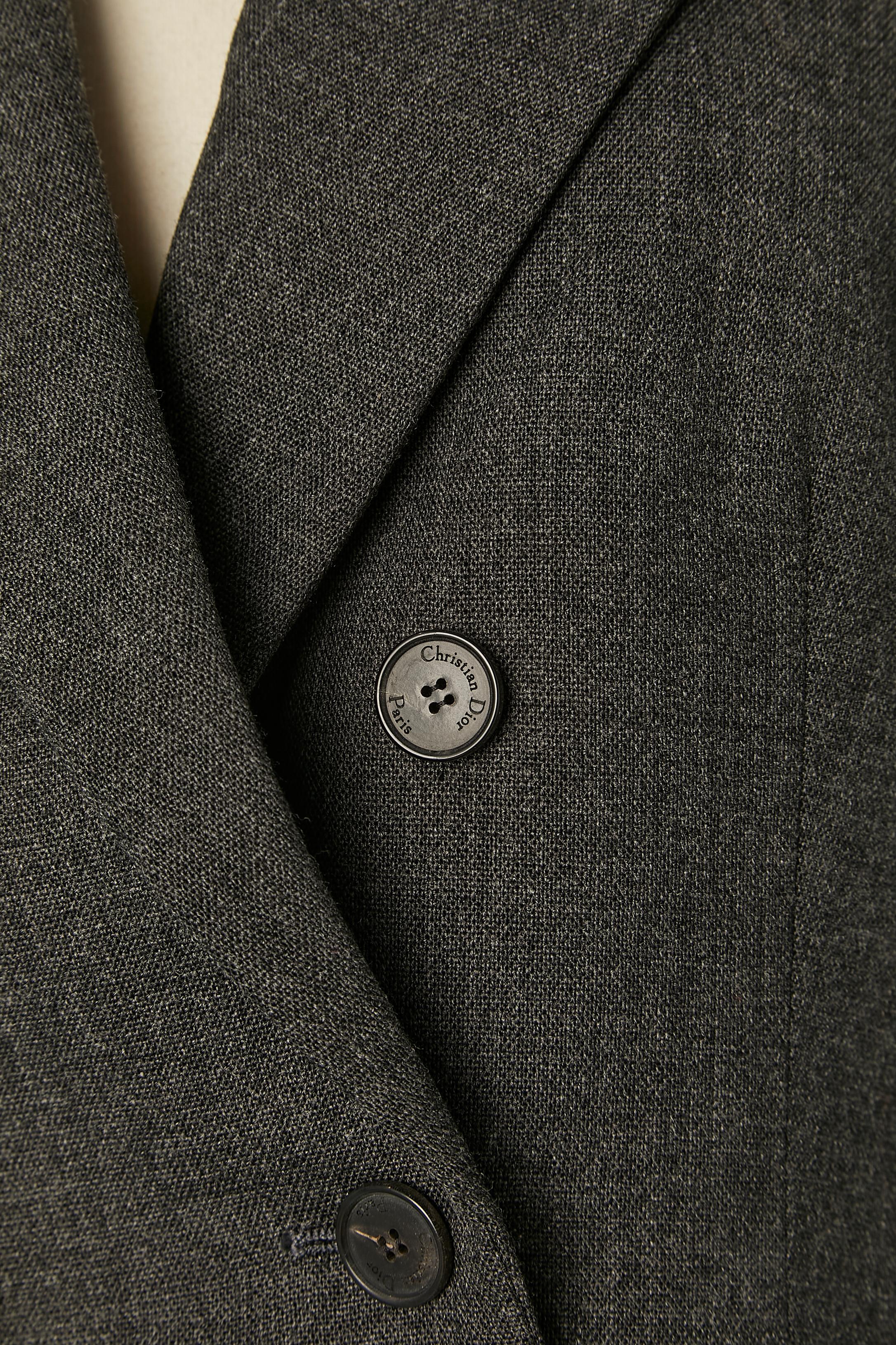 Anthrazitgraue Wolljacke Bar . Schwarzes Seidenfutter. Markenknopf und Knopflochverschluss auf der Vorderseite und an den Manschetten.
Tasche auf beiden Seiten. Auf dem mittleren Rücken geteilt. Schulterpolster. 
GRÖSSE 36 (Fr) S 
