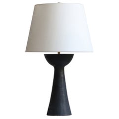 Anthrazitfarbene Seneca 21 Tischlampe von  Danny Kaplan Studio