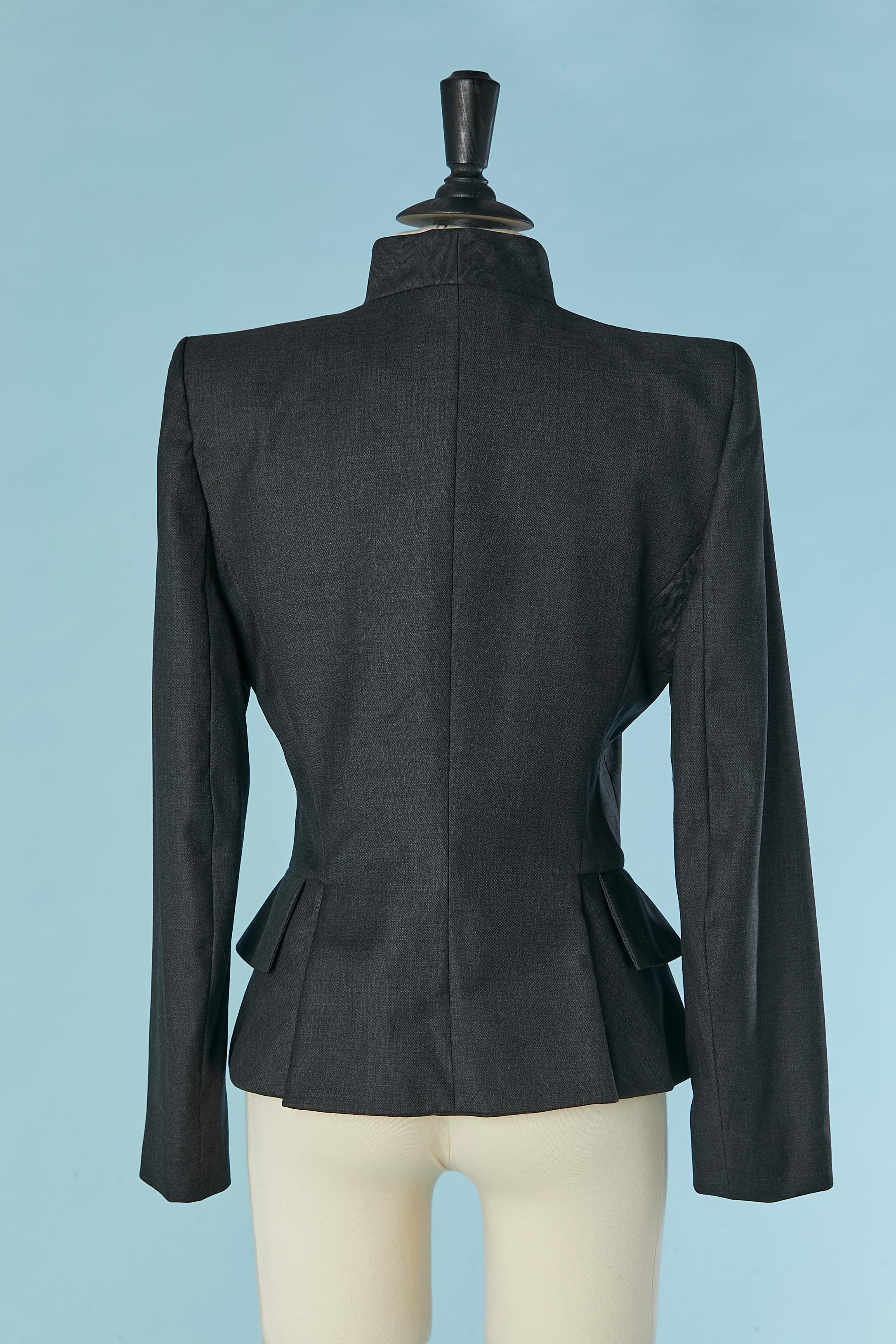 Giacca in lana antracite con baschina e bottone gioiello Givenchy Couture in vendita 2