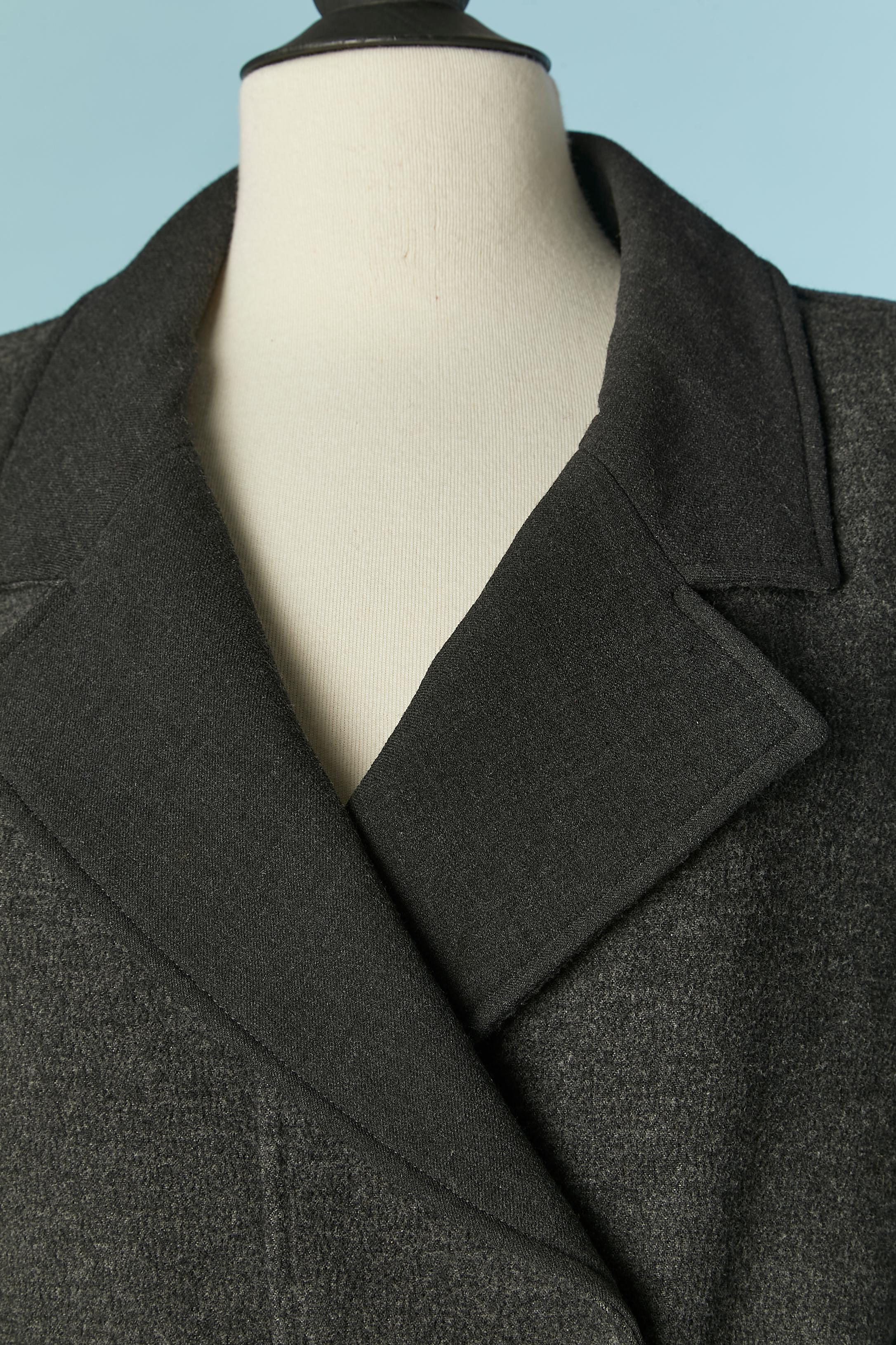 Tailleur in lana antracite con giacca a doppio petto e gonna a portafoglio. 
Composizione del tessuto principale: 85% lana, 14% nylon, 1% spandex. Fodera in seta. Dettagli in pelle (chiusura + polsini) 
DIMENSIONE della giacca 40 (Fr) L. 
TAGLIA