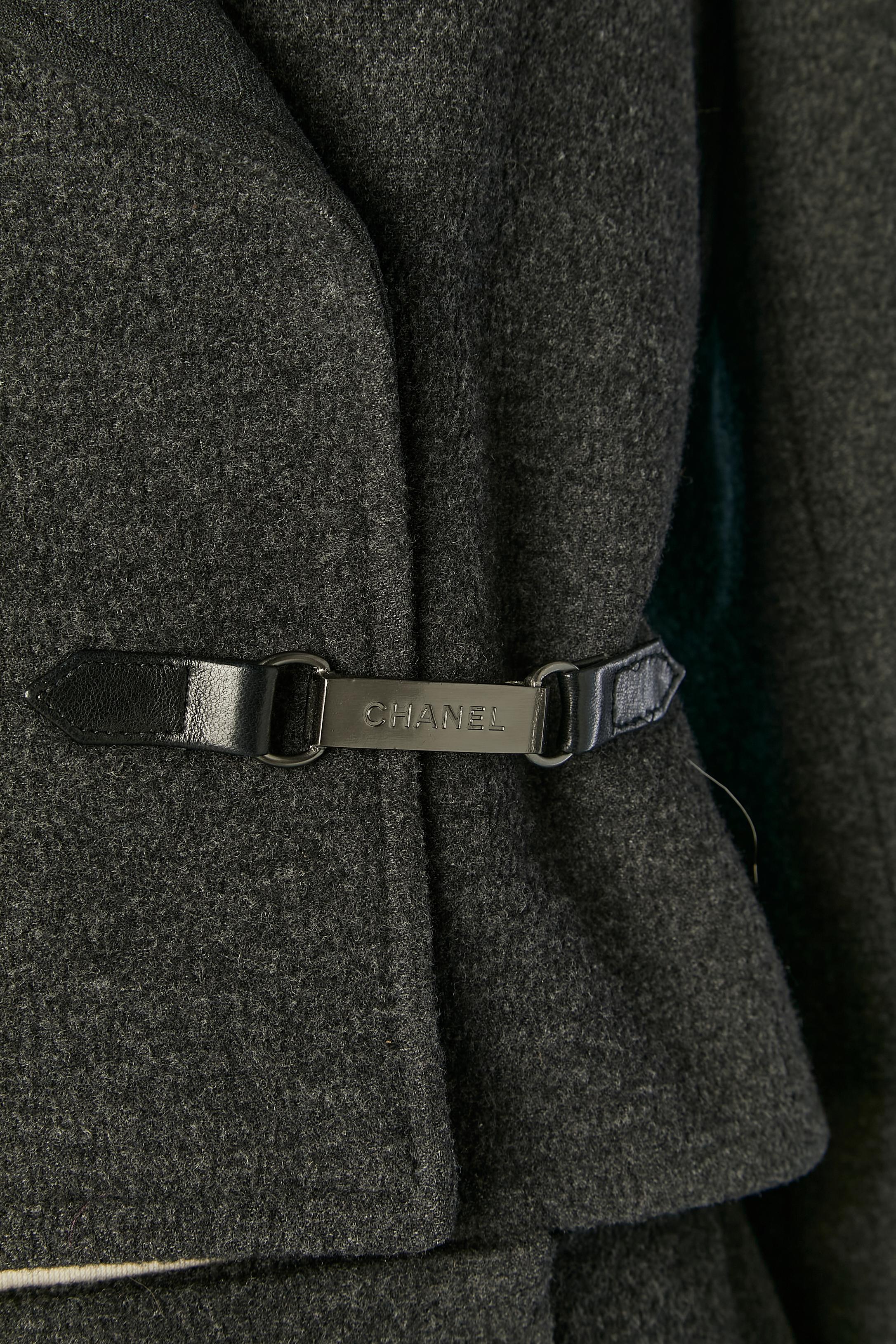 Nero Tailleur in lana antracite con giacca a doppio petto e gonna a portafoglio Chanel in vendita