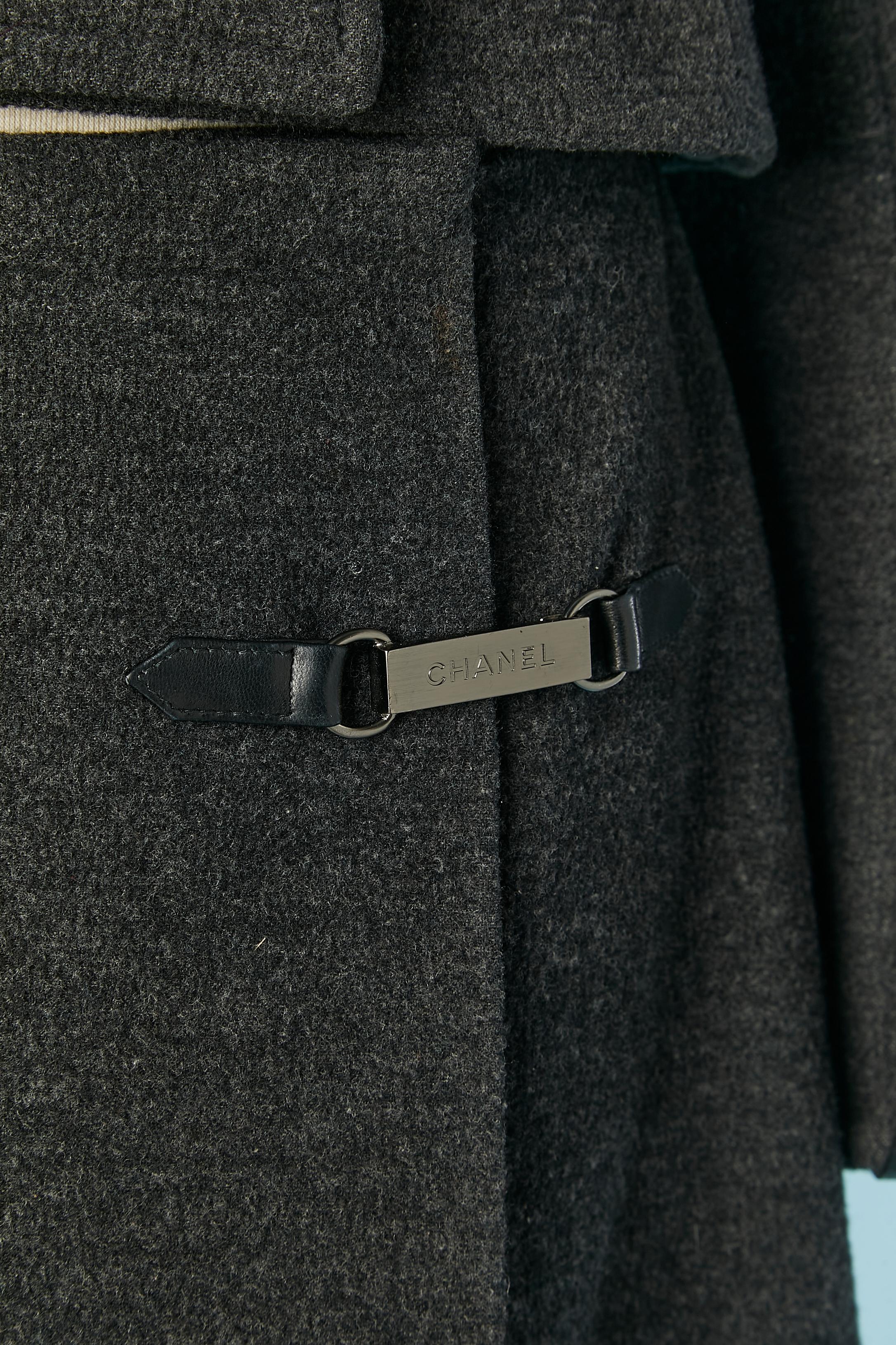 Tailleur in lana antracite con giacca a doppio petto e gonna a portafoglio Chanel In condizioni ottime in vendita a Saint-Ouen-Sur-Seine, FR