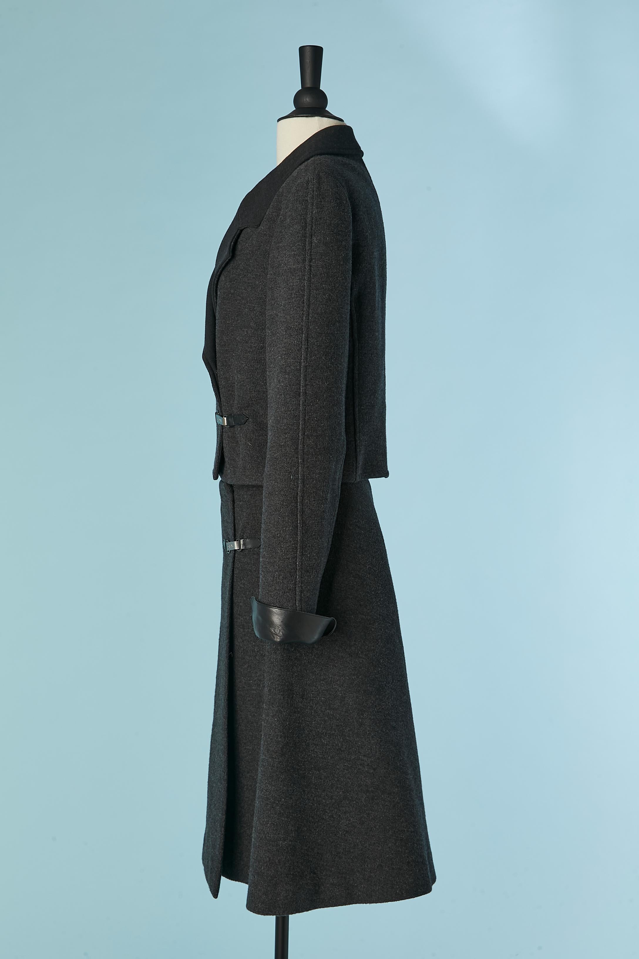 Tailleur in lana antracite con giacca a doppio petto e gonna a portafoglio Chanel in vendita 1