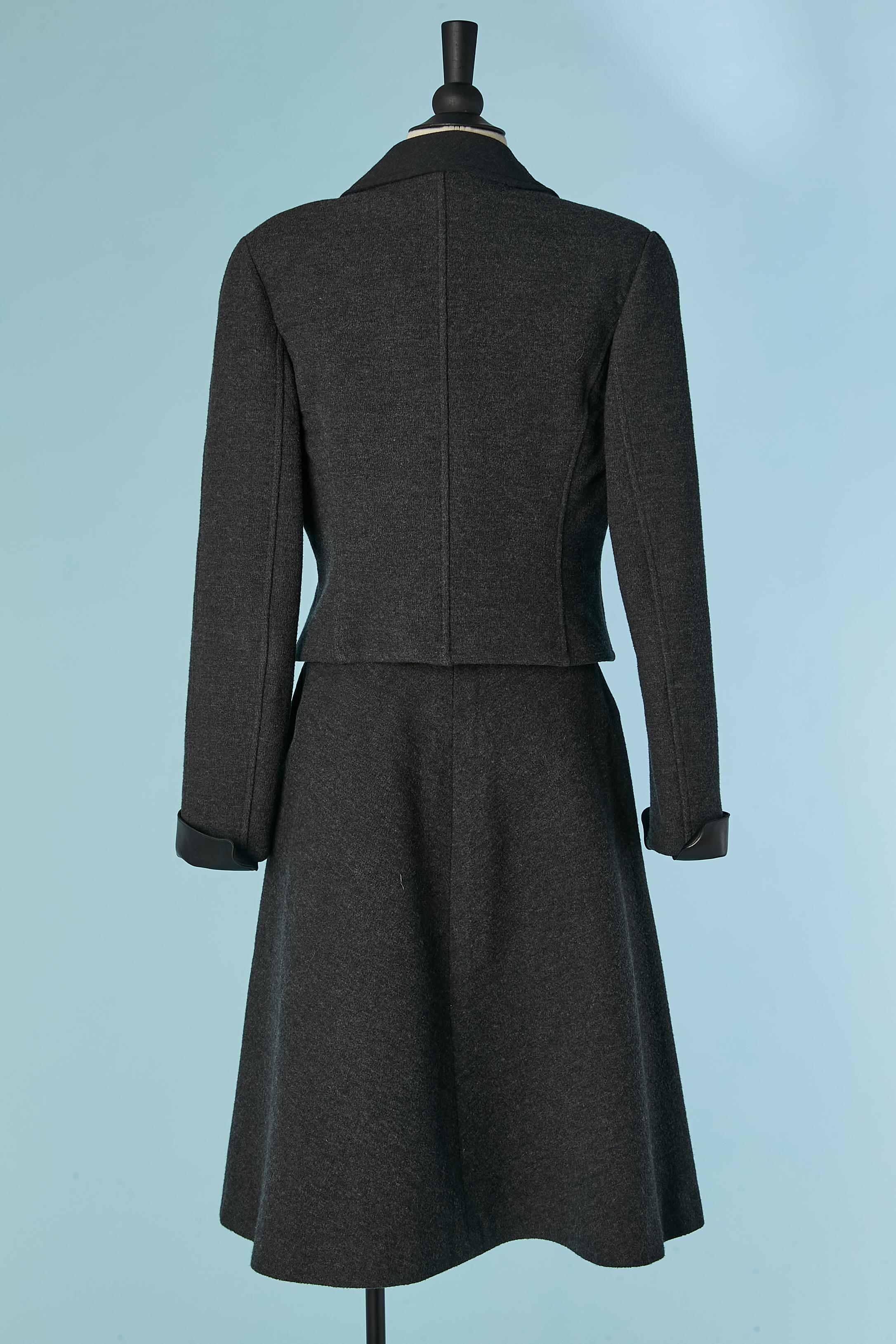 Tailleur in lana antracite con giacca a doppio petto e gonna a portafoglio Chanel in vendita 2
