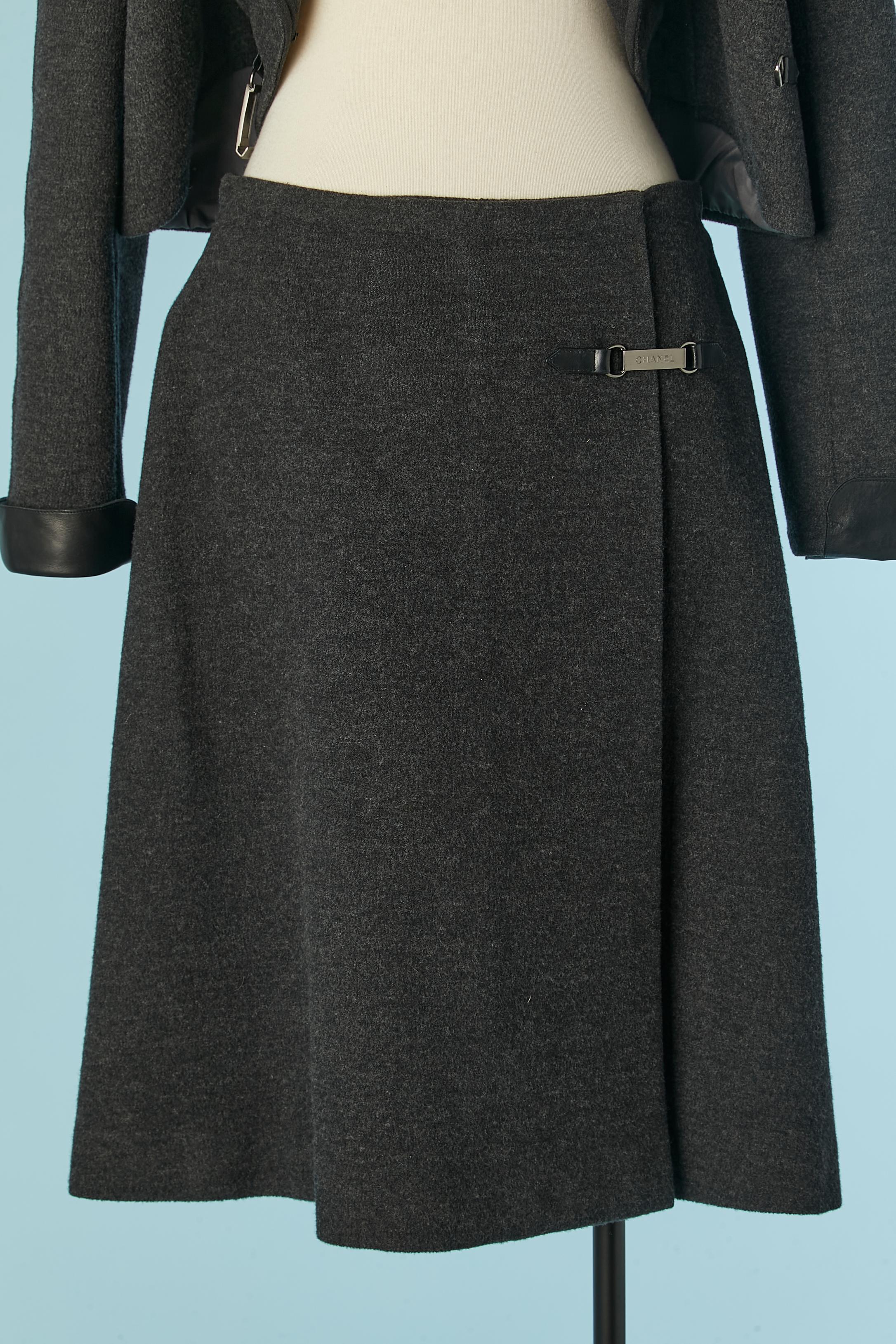 Tailleur in lana antracite con giacca a doppio petto e gonna a portafoglio Chanel in vendita 3