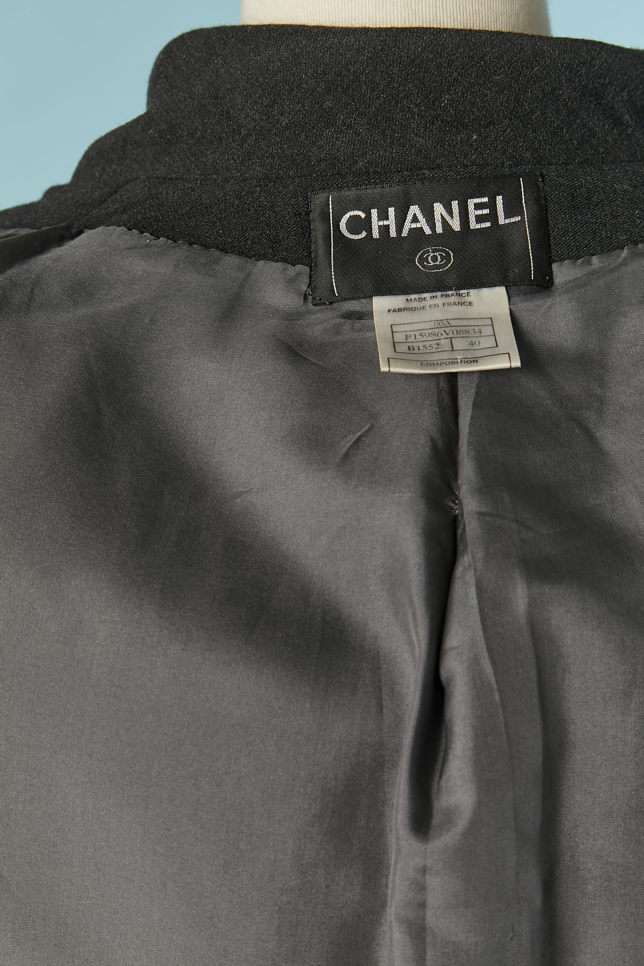Tailleur in lana antracite con giacca a doppio petto e gonna a portafoglio Chanel in vendita 4