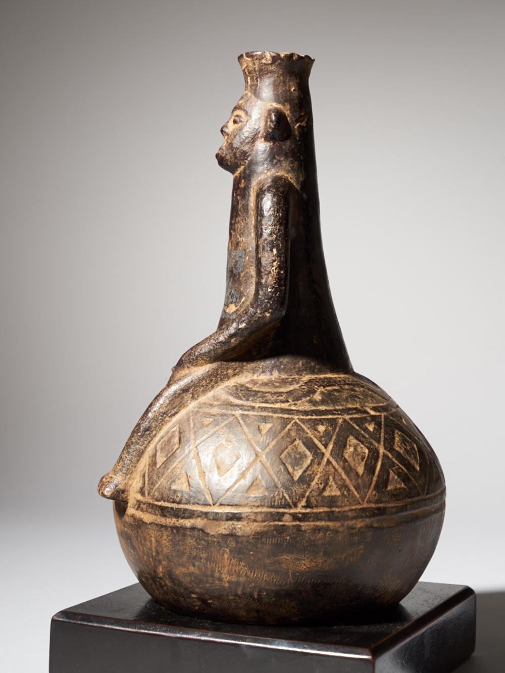 Vasija figurada antropomorfa de terracota ennegrecida Congoleño en venta