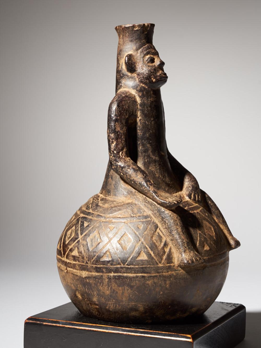 Vase figuratif anthromorphe en terre cuite noircie Bon état - En vente à Leuven , BE