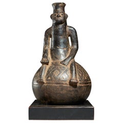 Vase figuratif anthromorphe en terre cuite noircie