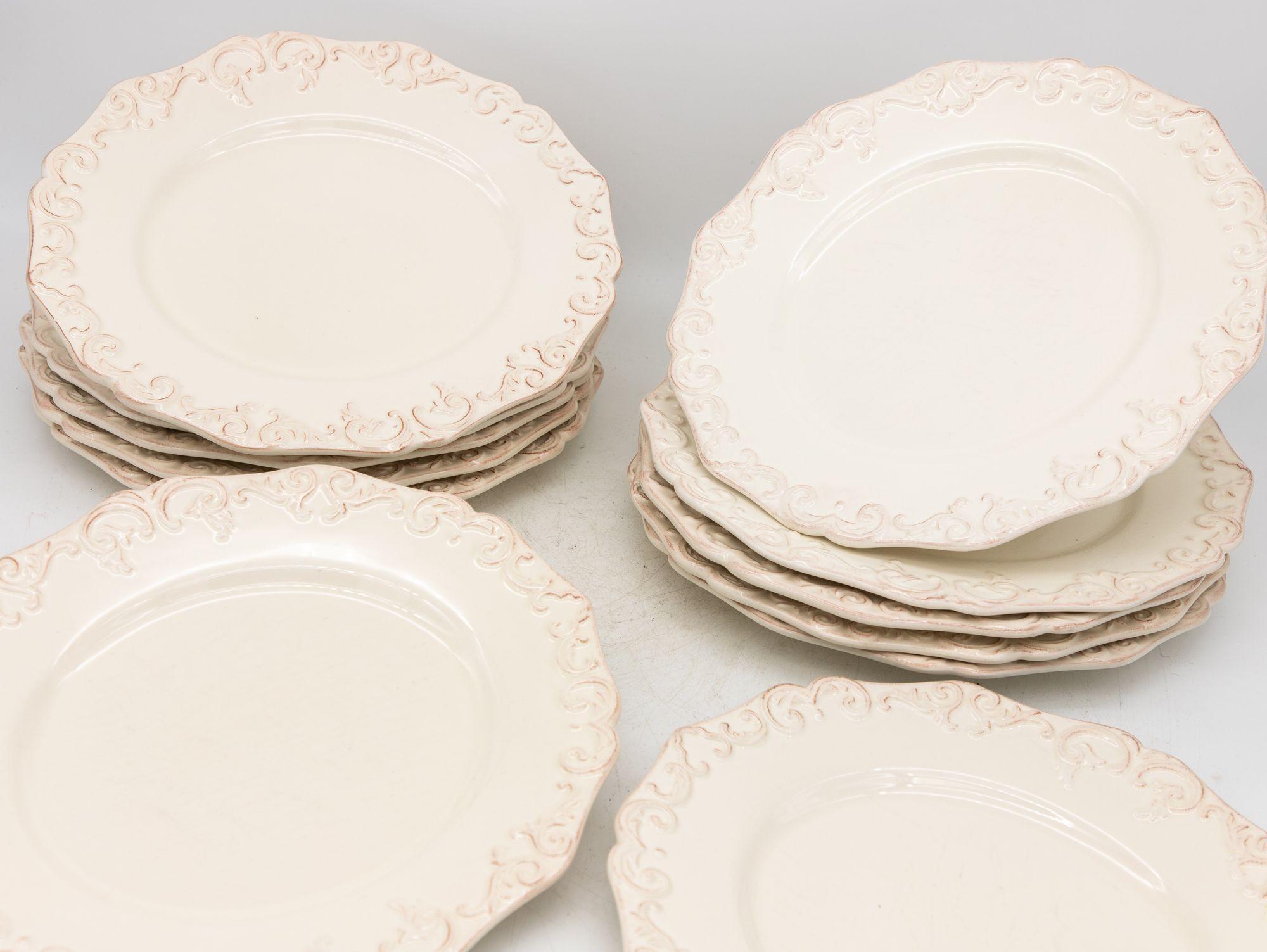 Adquirido originalmente en Anthropologie en 2007, este encantador juego de 12 platos ovalados de gres muestra una elegancia atemporal. Cada plato tiene un detalle en relieve a lo largo del borde, que añade un toque de sofisticación a tu mesa. Con el