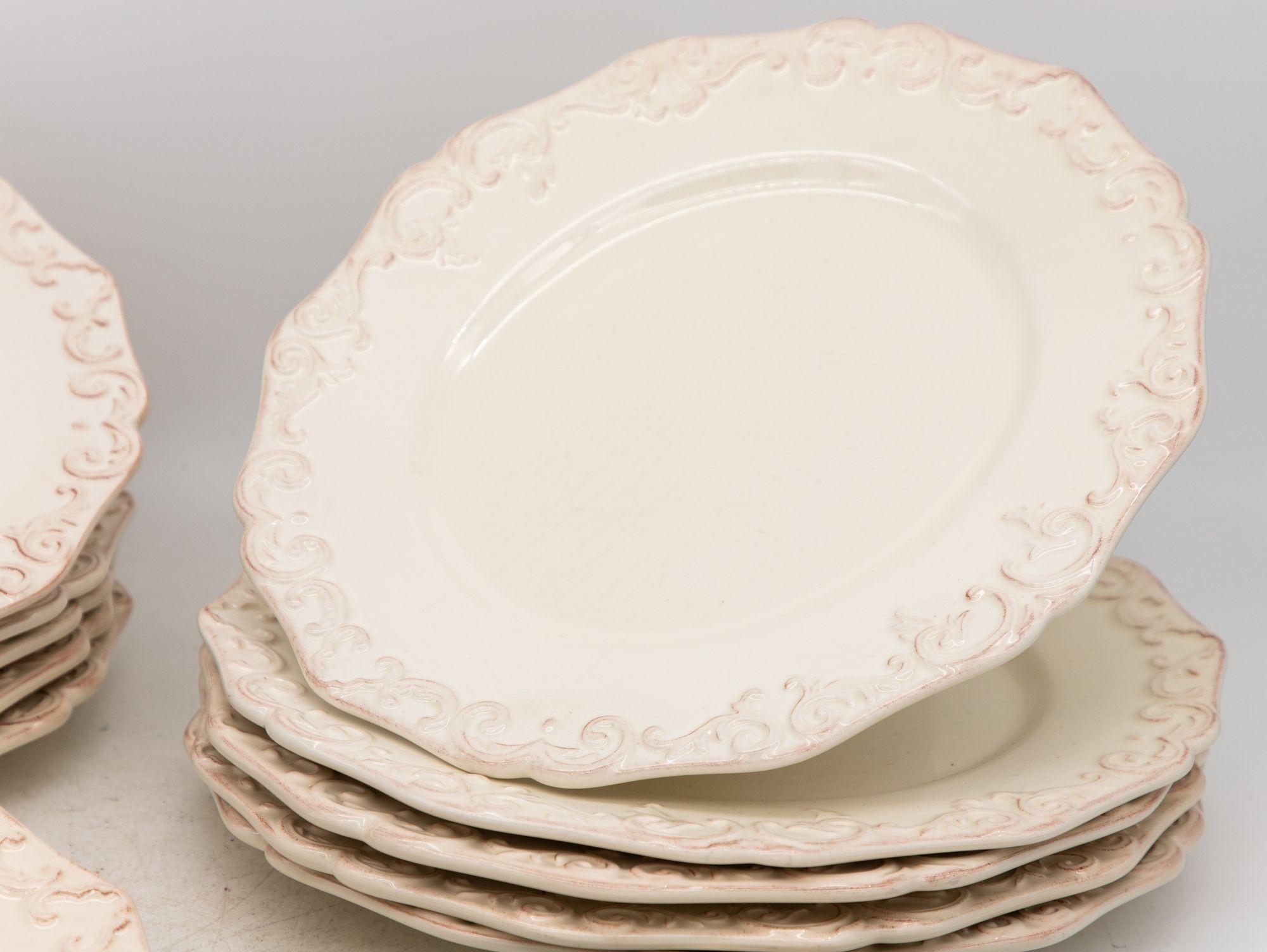 Platos ovalados de gres Anthropologie, Lote de 12, Portugal Circa 2007 en Bueno estado para la venta en South Salem, NY