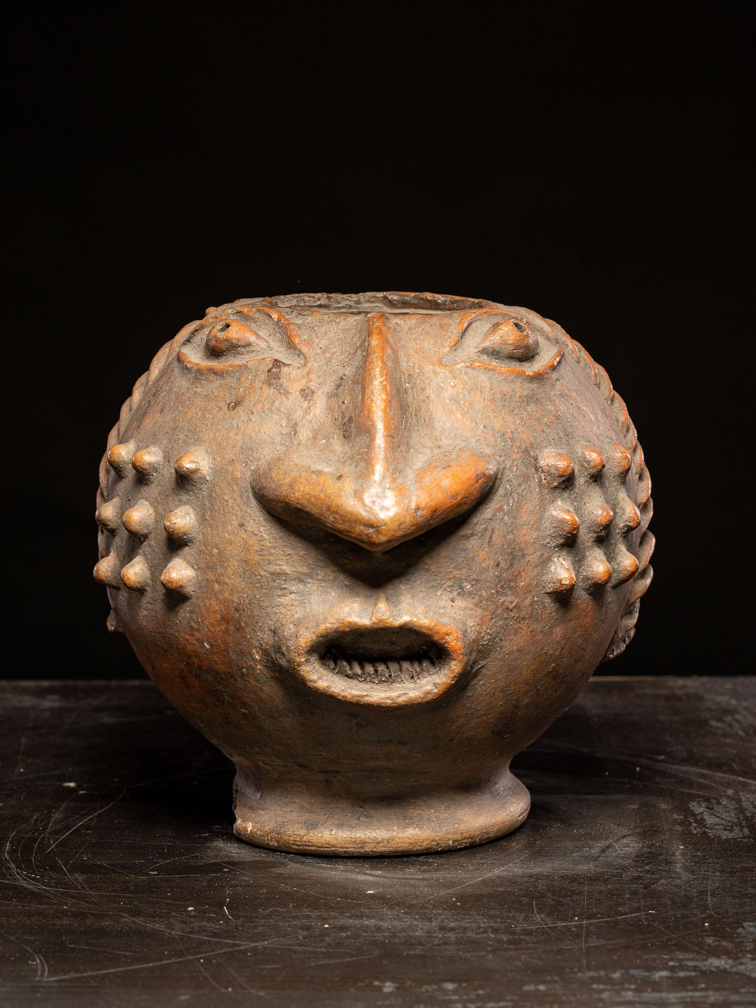 Francese Vaso antropomorfo in terracotta in vendita