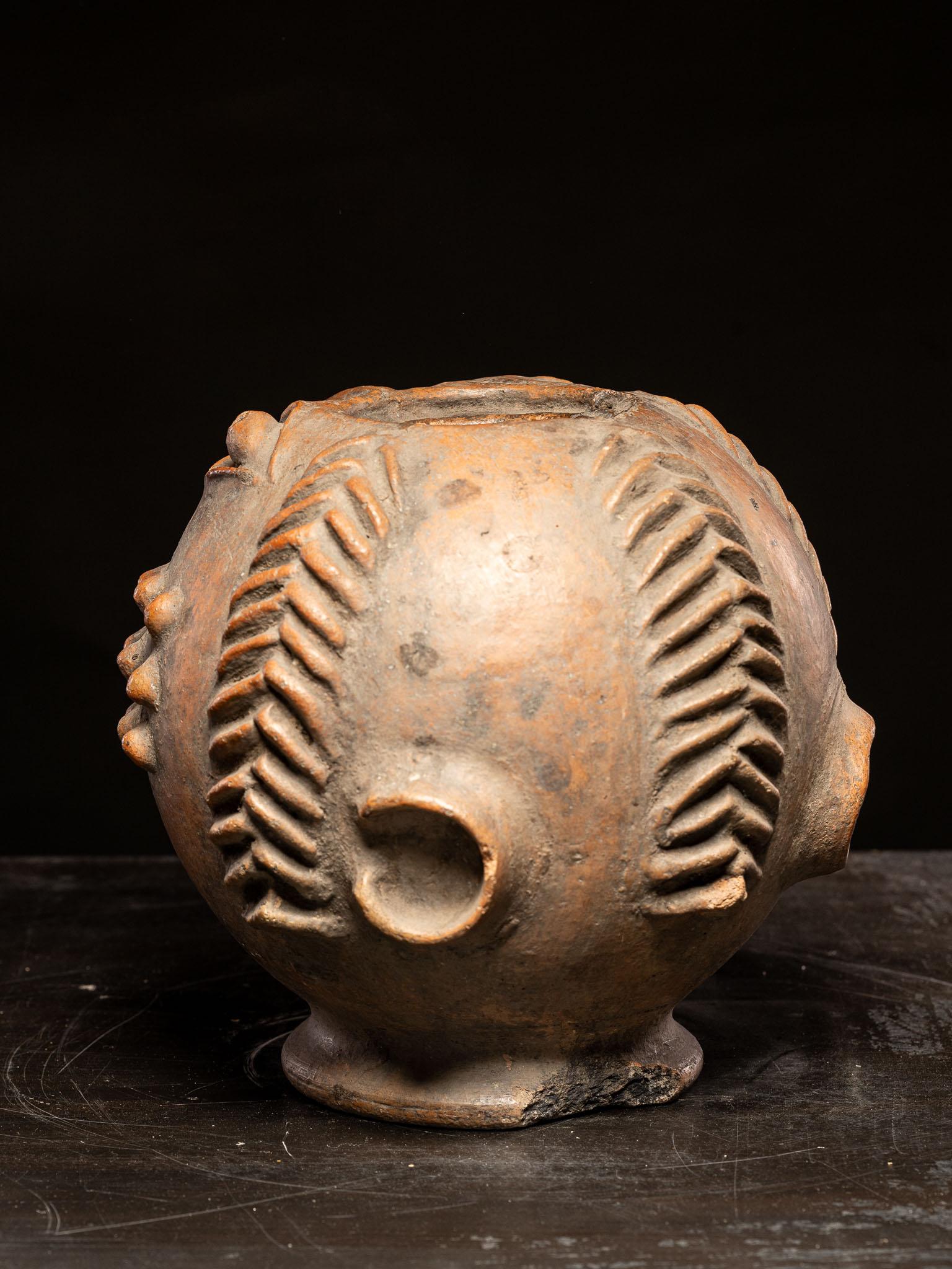 Vaso antropomorfo in terracotta in vendita 1