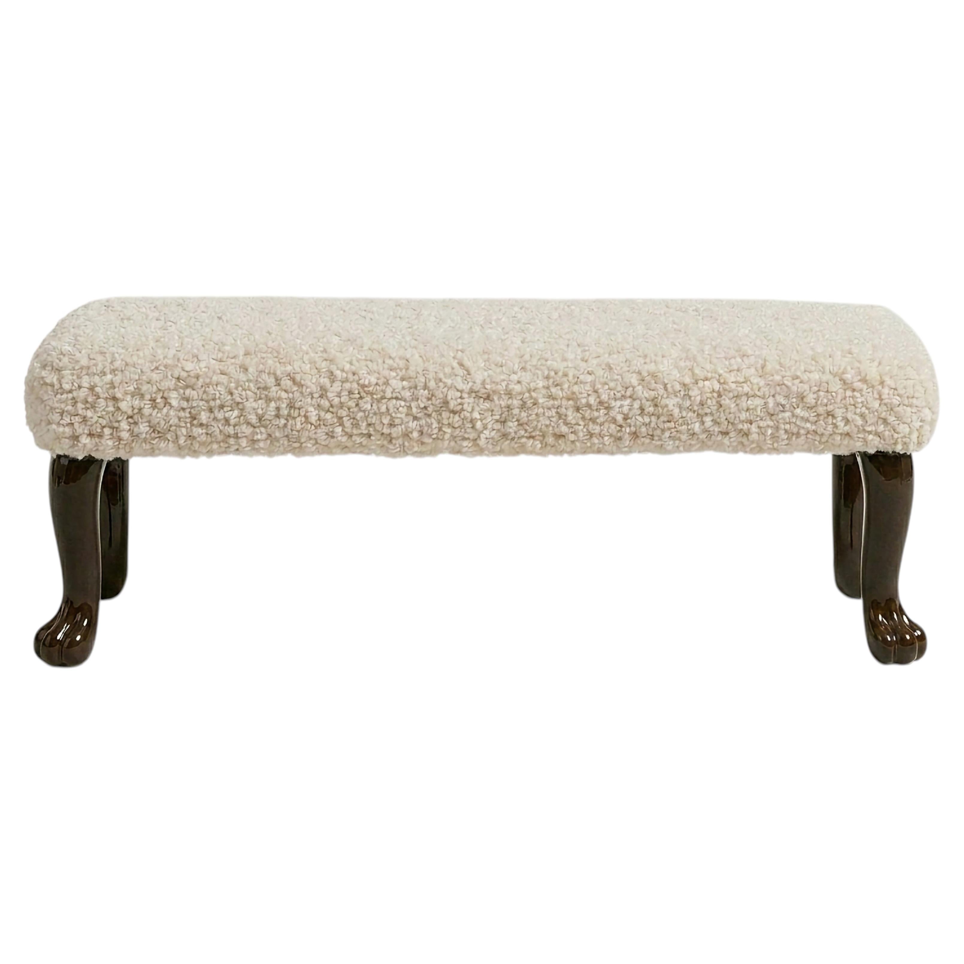 Banco antropomórfico en "Wild White Wooly Boucle" con patas lacadas RAL a medida