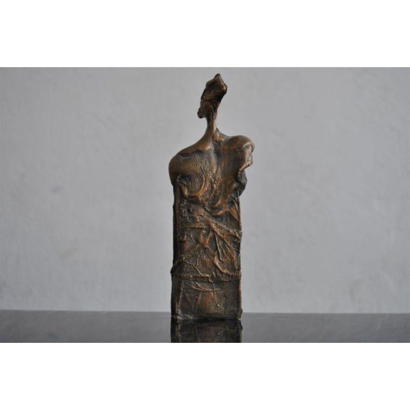 Anthropomorphic bronze by Sébastiano Fini (1949-2003) measuring height 19 cm. He lived in Milan until 1978, then went and worked in France and Spain. In the middle of his career (1981-1985), he isolates himself on the island of Panarea where he