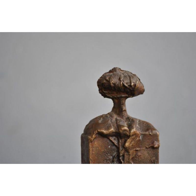 Anthropomorphic bronze by Sébastiano Fini (1949-2003) measuring height 16 cm. He lived in Milan until 1978, then went and worked in France and Spain. In the middle of his career (1981-1985), he isolates himself on the island of Panarea where he