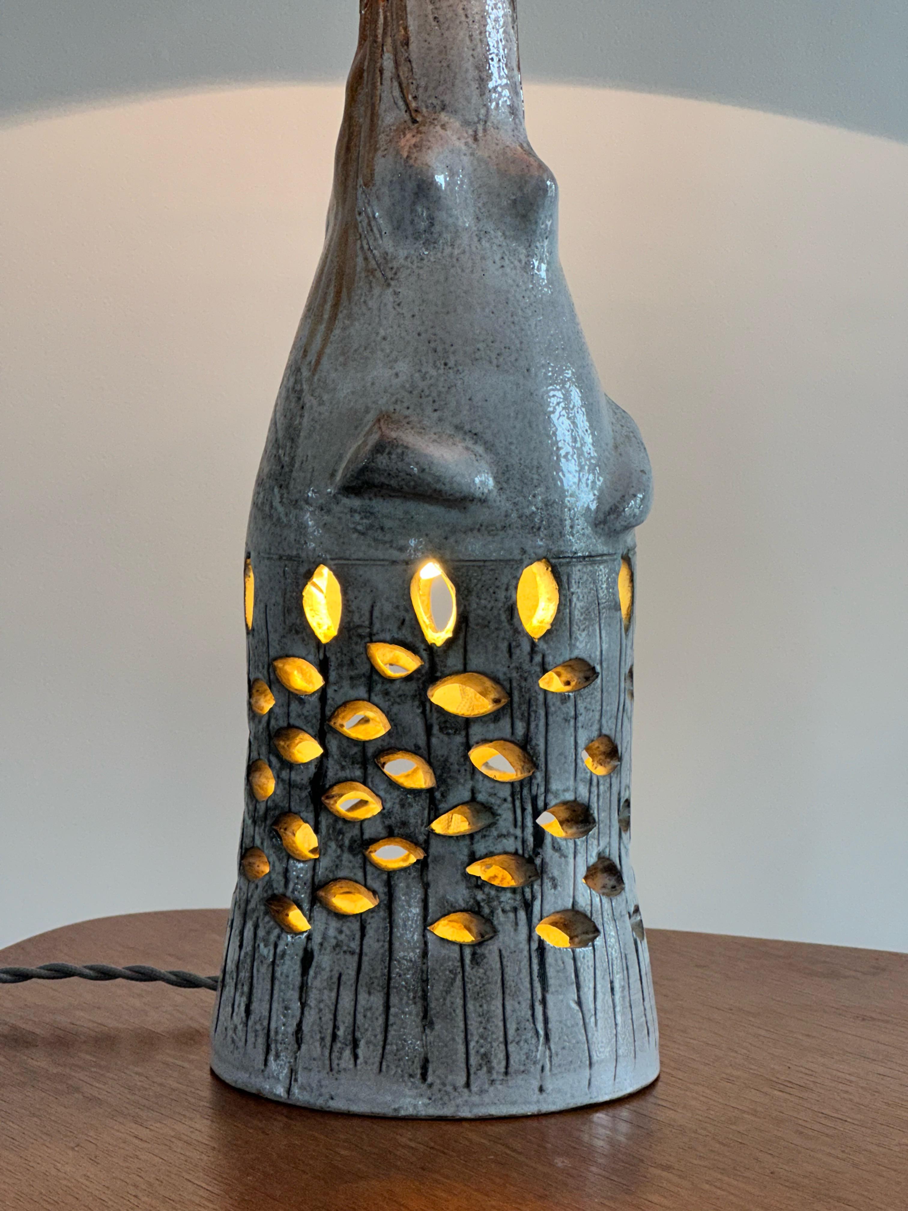Français Lampe en céramique anthropomorphe Maurice CAMOS, artiste français, œuvre unique, années 1960 en vente