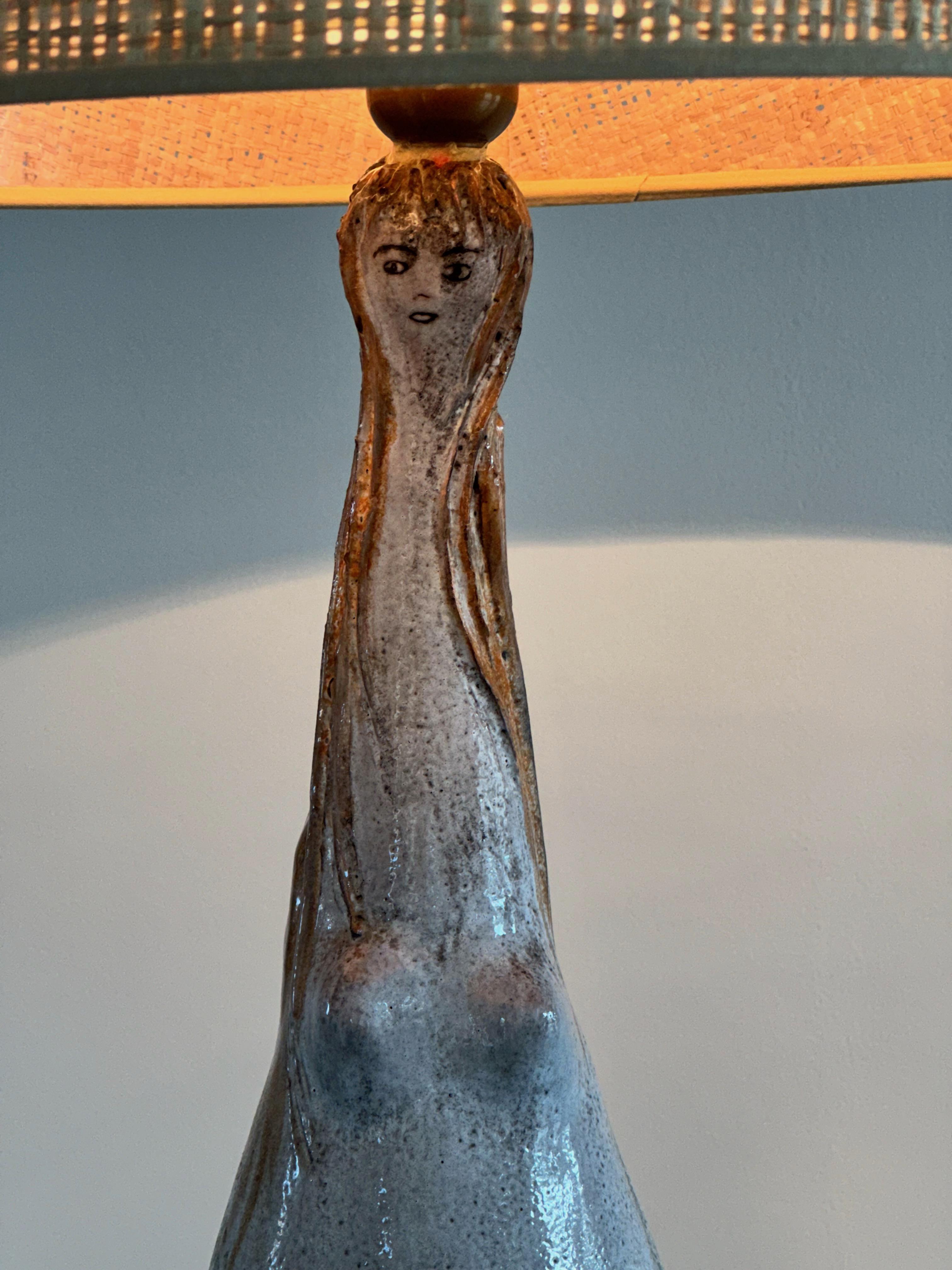 Sculpté à la main Lampe en céramique anthropomorphe Maurice CAMOS, artiste français, œuvre unique, années 1960 en vente