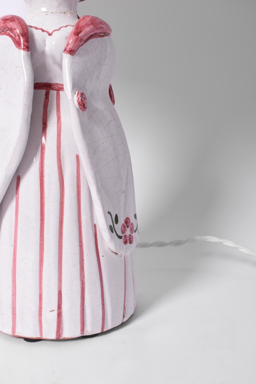 Anthropomorphe Keramiklampe, die eine Bäuerin in einem rosa-weißen Kleid darstellt. Portugal, 1950er Jahre 