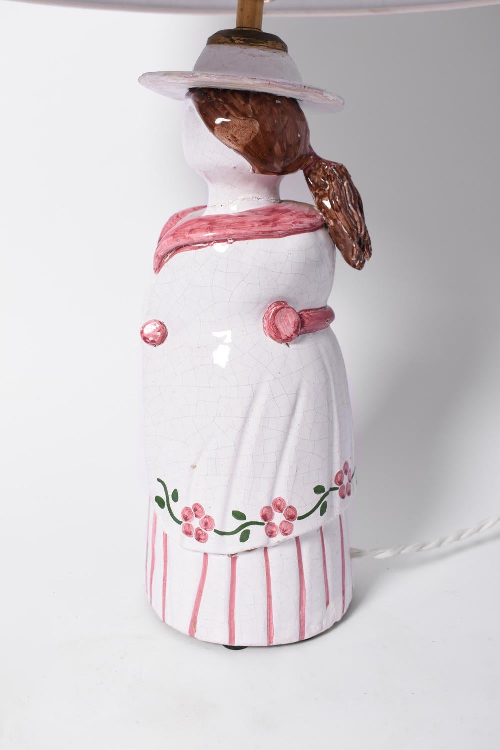 Anthropomorphe Keramiklampe, die eine Bauernfrau darstellt. Portugal, 1950er Jahre (Portugiesisch) im Angebot