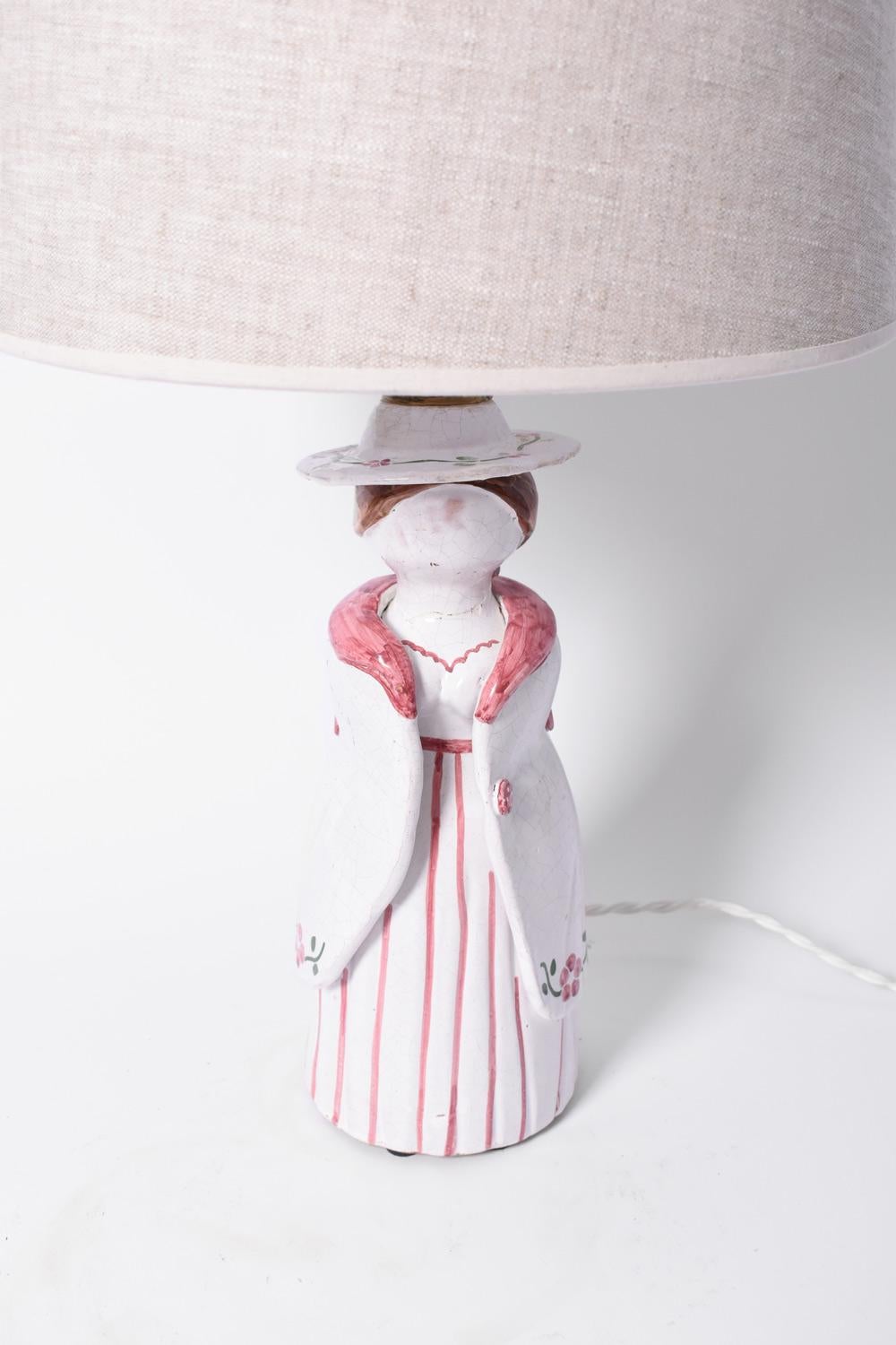 Anthropomorphe Keramiklampe, die eine Bauernfrau darstellt. Portugal, 1950er Jahre (Glasiert) im Angebot