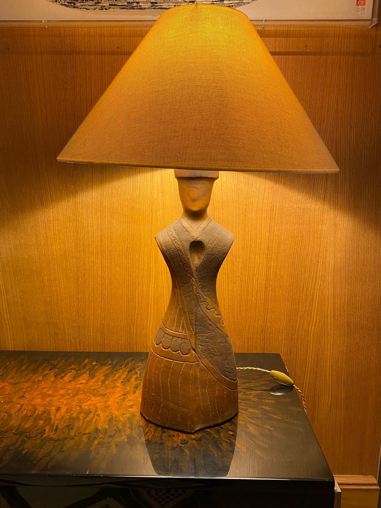 Lampe de table en céramique anthropomorphe, années 1960.