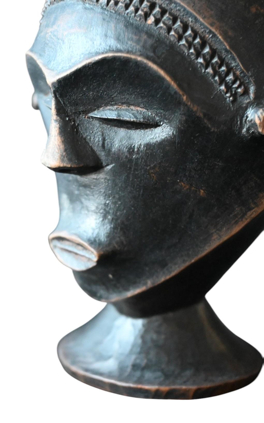 Coupe anthropomorphe Lele ou Kuba en bois sculpté, milieu du 20e siècle en vente 2