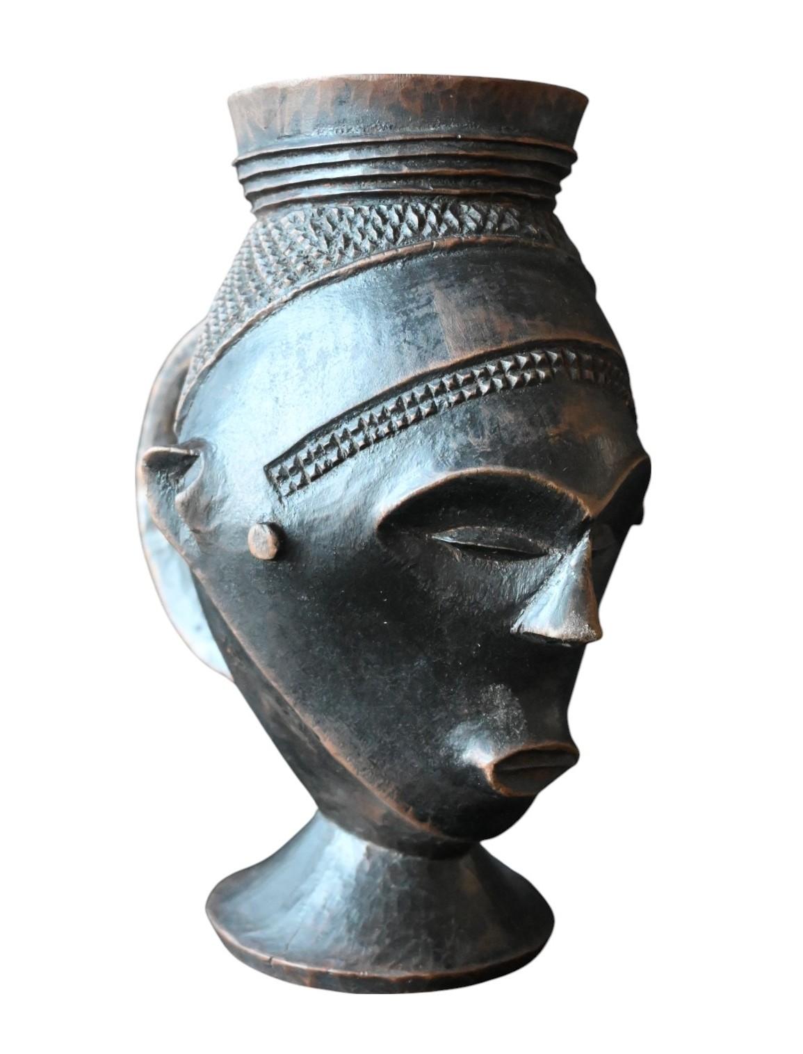 Vase à vin en palmier anthropomorphe Lele ou Kuba
République démocratique du Congo, milieu du 20e siècle
Bois, sculpté et incisé
H : 14,5 cm

Cet étonnant récipient anthropomorphe provient des Lele ou des peuples voisins Kuba de la région du Kasaï