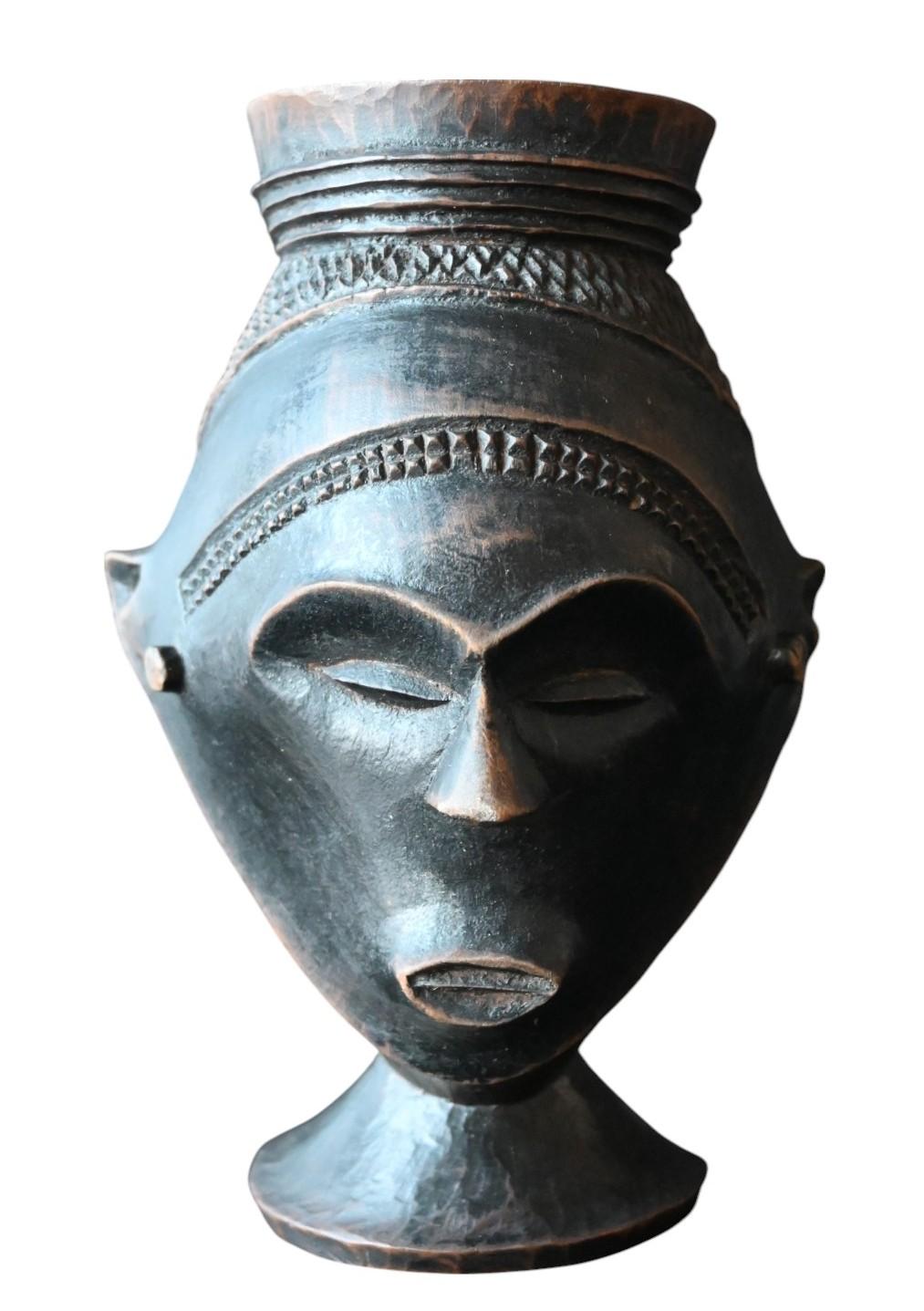 Congolais Coupe anthropomorphe Lele ou Kuba en bois sculpté, milieu du 20e siècle en vente