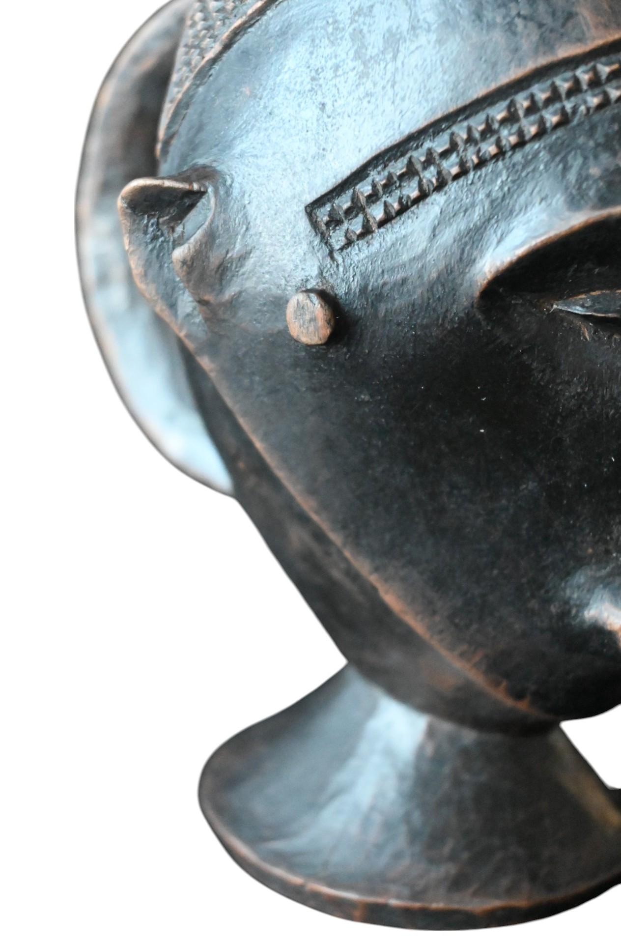 Coupe anthropomorphe Lele ou Kuba en bois sculpté, milieu du 20e siècle en vente 1
