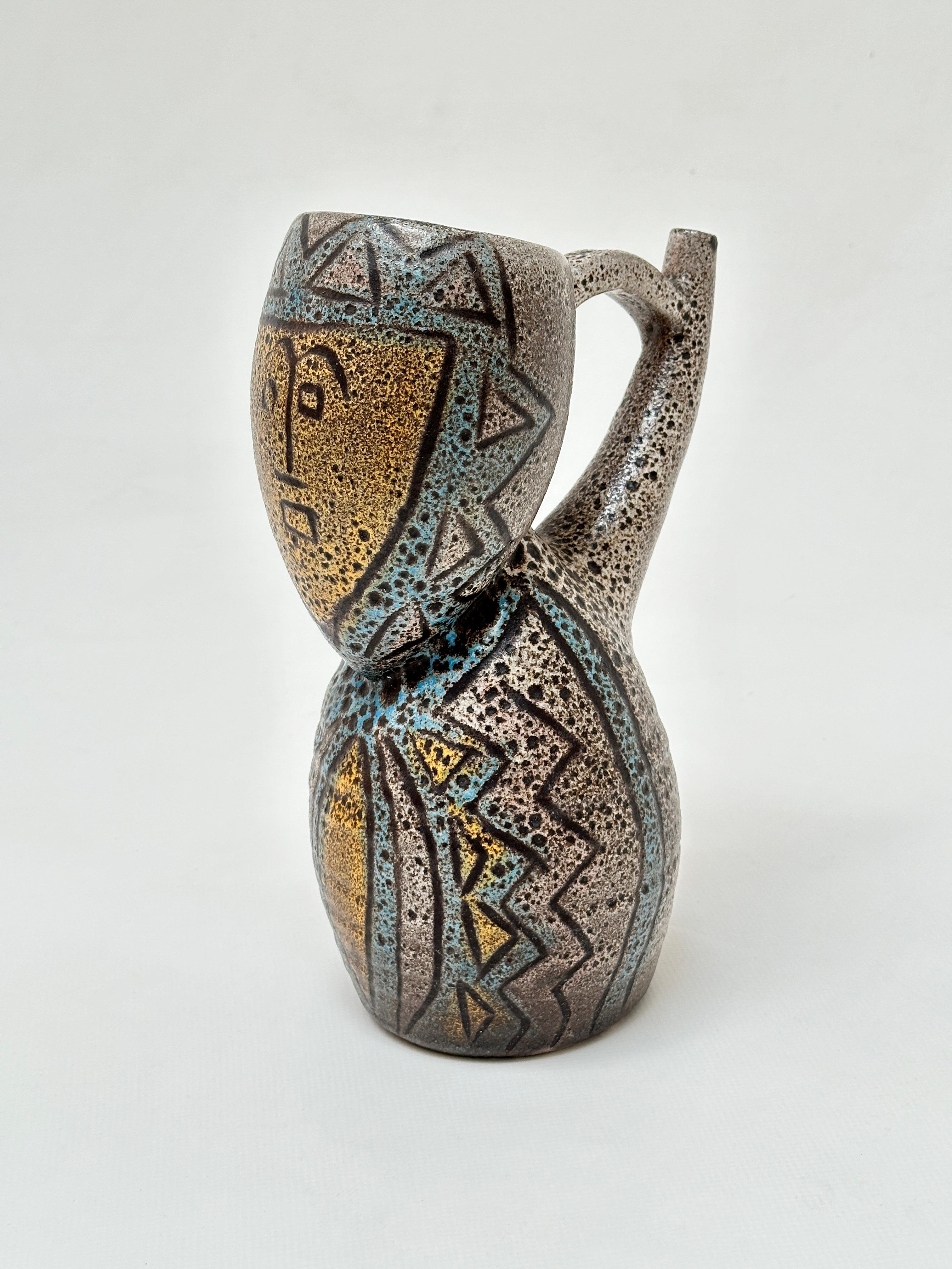 Vaso policromo con copertura densa e smalti a effetto bolla nello spirito dell'arte Pre-Columbian.

Informazioni su Accolay 

Accolay designa sia il luogo (Borgogna meridionale) sia il nome di una comunità di ceramisti la cui abbondante attività si