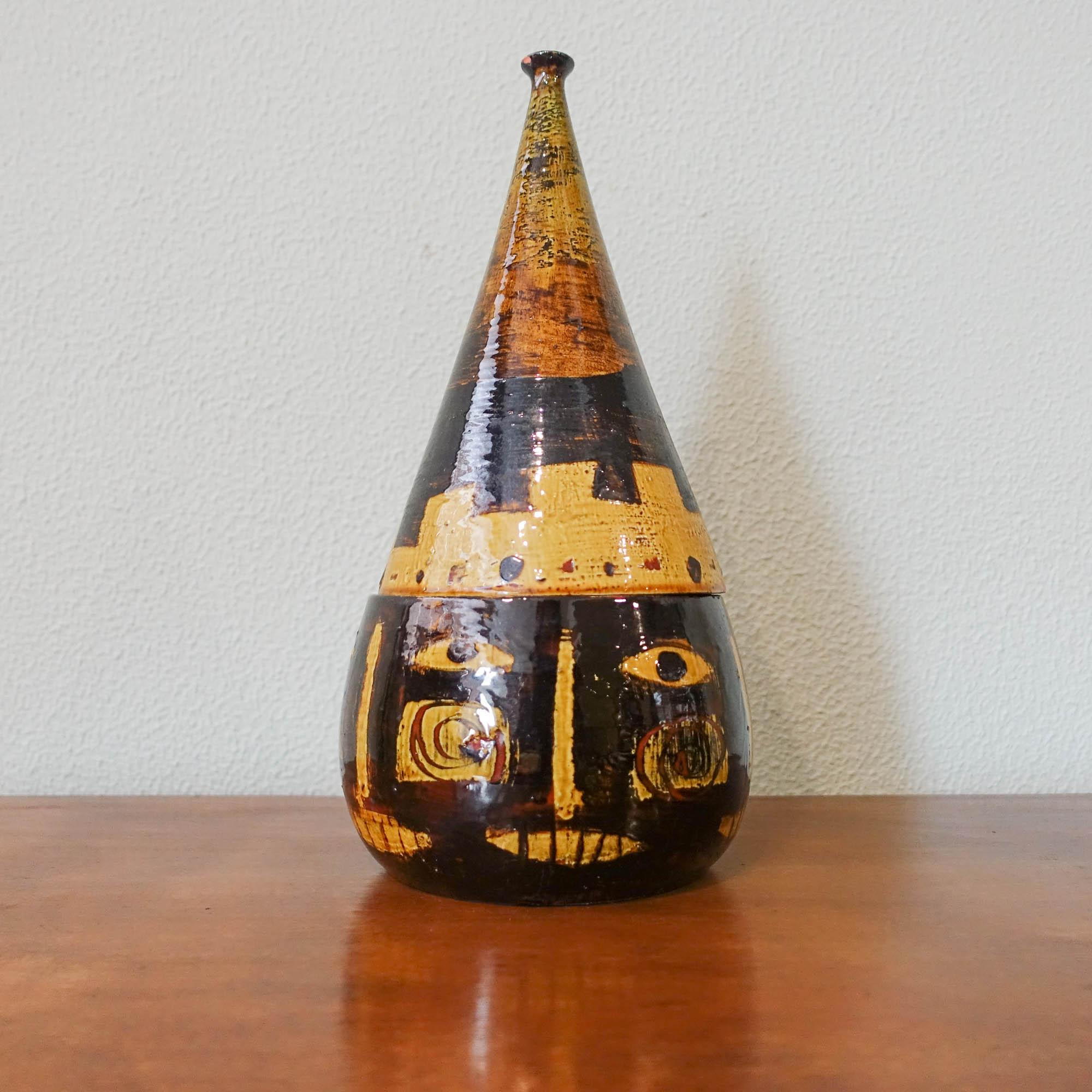 Diese Keramikdose wurde in den 1950er Jahren in Portugal entworfen und hergestellt. Wahrscheinlich von dem portugiesischen Künstler Júlio Pomar für Cerâmica Bombarrelense hergestellt, da es ähnliche Stücke von ihm gibt. Es hat eine anthropomorphe