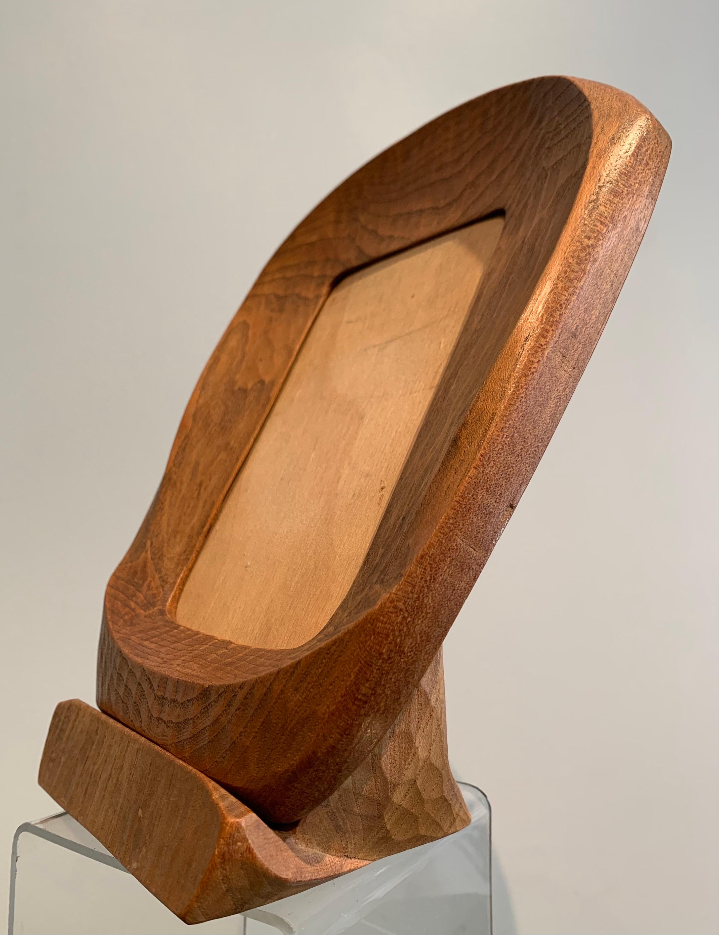 Anthroposophical frame, carved natural wood.
Desk frame
Monogram engraved on the back of the support
The frame is independent and can be hung on a wall or placed on its support.
Perfect sight size for photo (14x9cm).
Rudolf Steiner school, Dornach