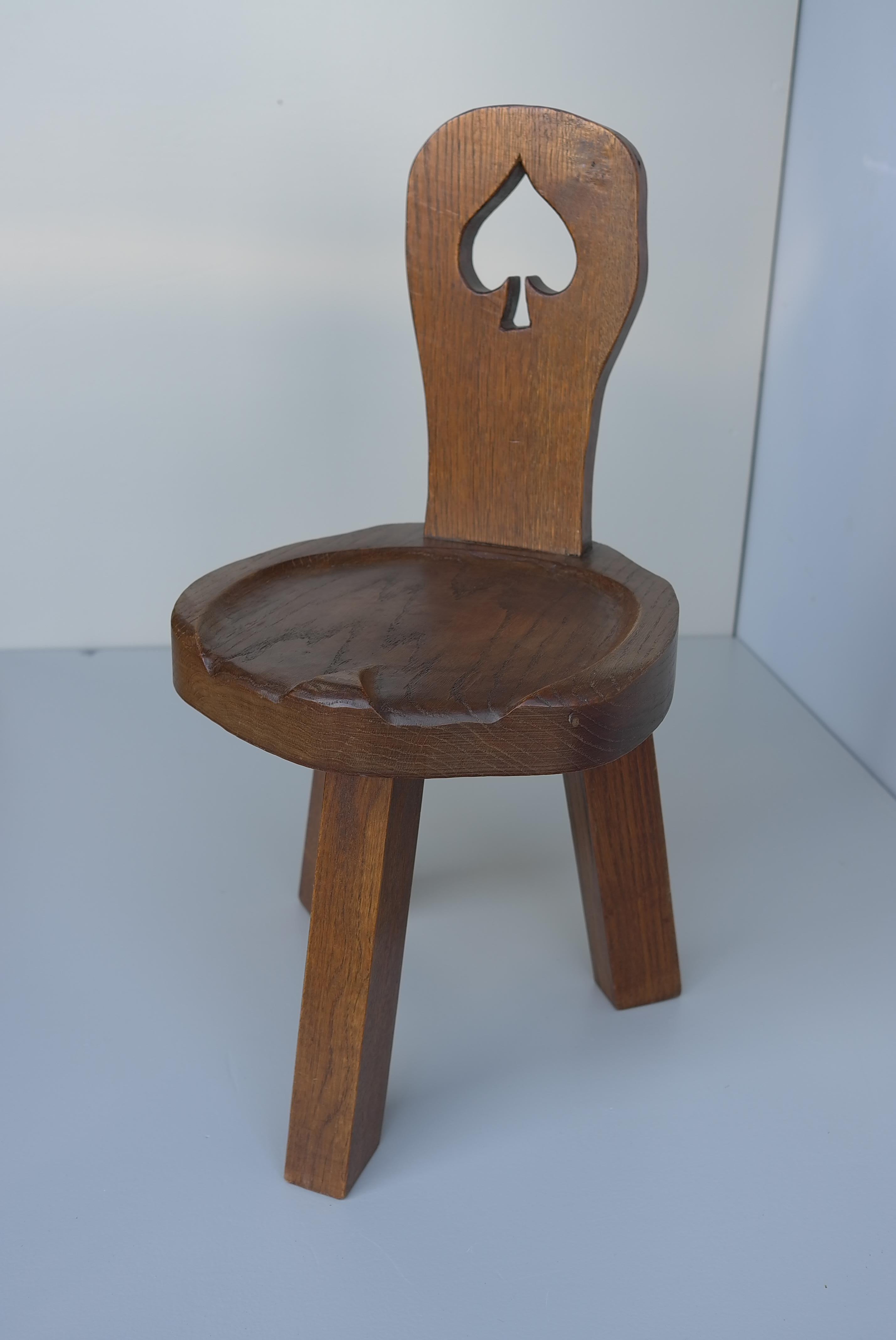 Anthroposophische Massiv Eiche Carved Tripod Folk Art Beistellstuhl, Schweiz 1950er Jahre (Schweizerisch) im Angebot