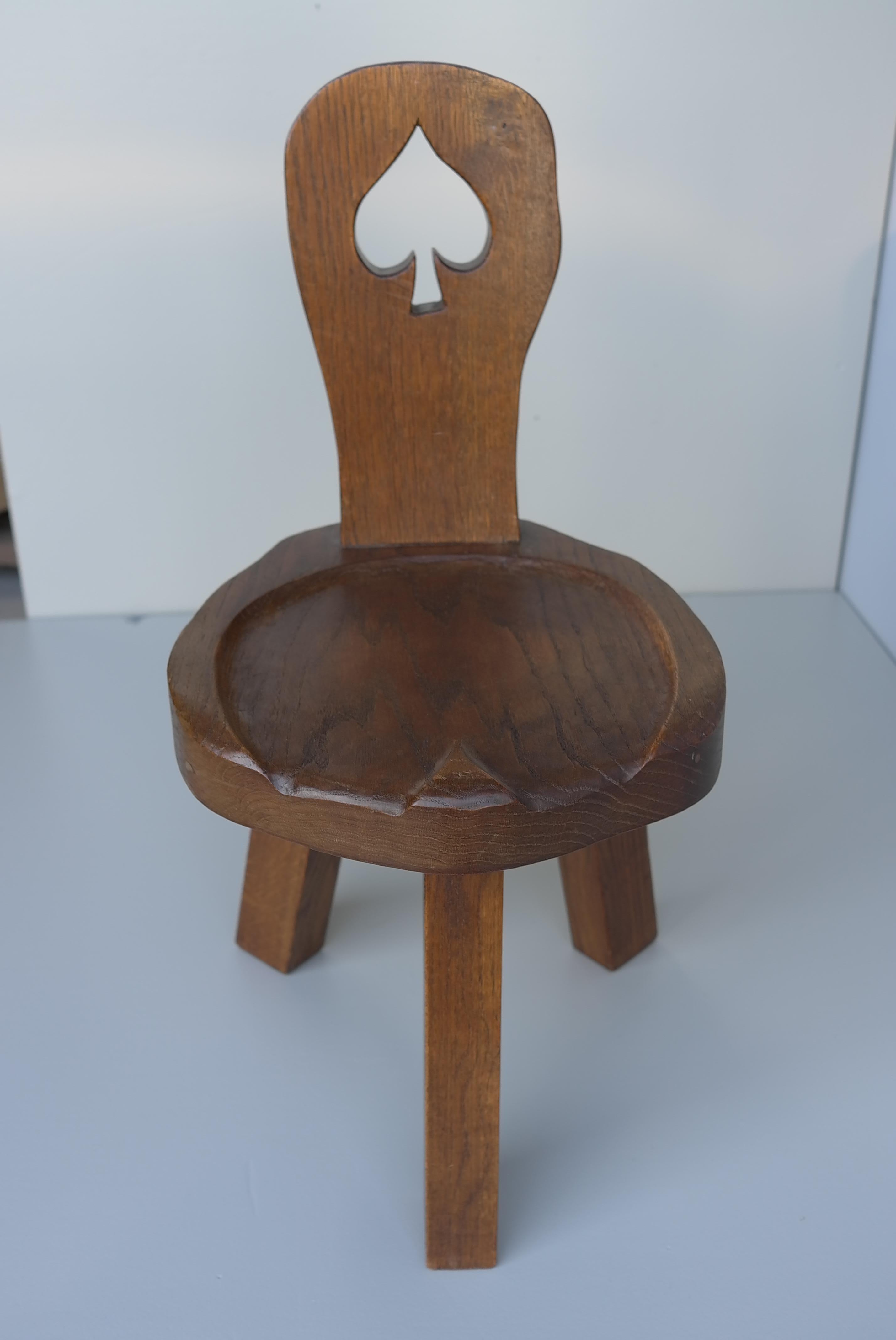 Anthroposophische Massiv Eiche Carved Tripod Folk Art Beistellstuhl, Schweiz 1950er Jahre (Geschnitzt) im Angebot