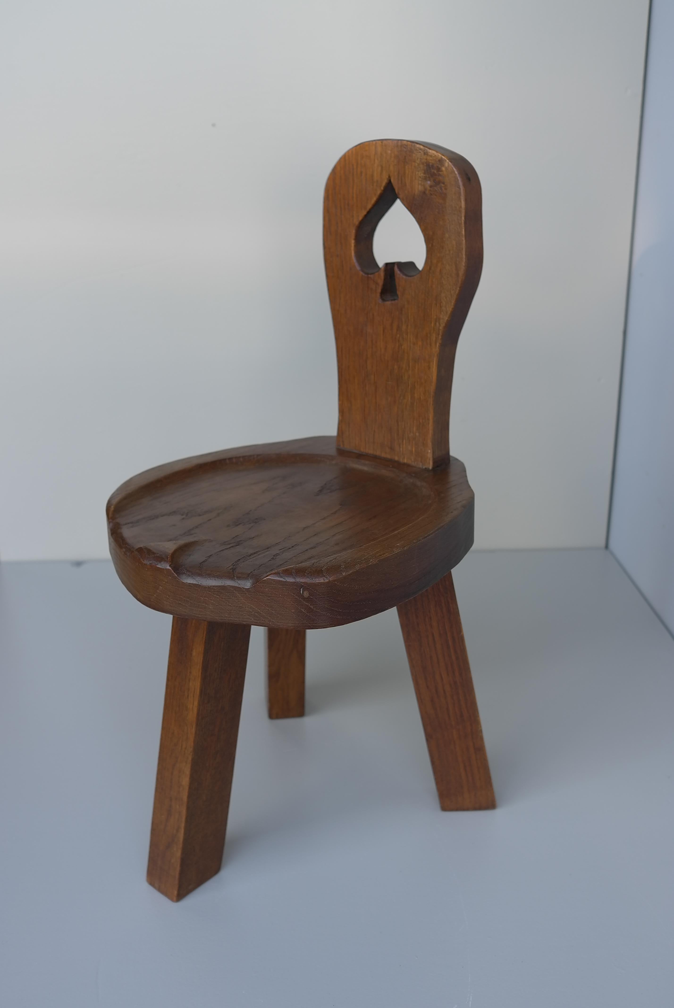 Anthroposophische Massiv Eiche Carved Tripod Folk Art Beistellstuhl, Schweiz 1950er Jahre im Zustand „Gut“ im Angebot in Den Haag, NL