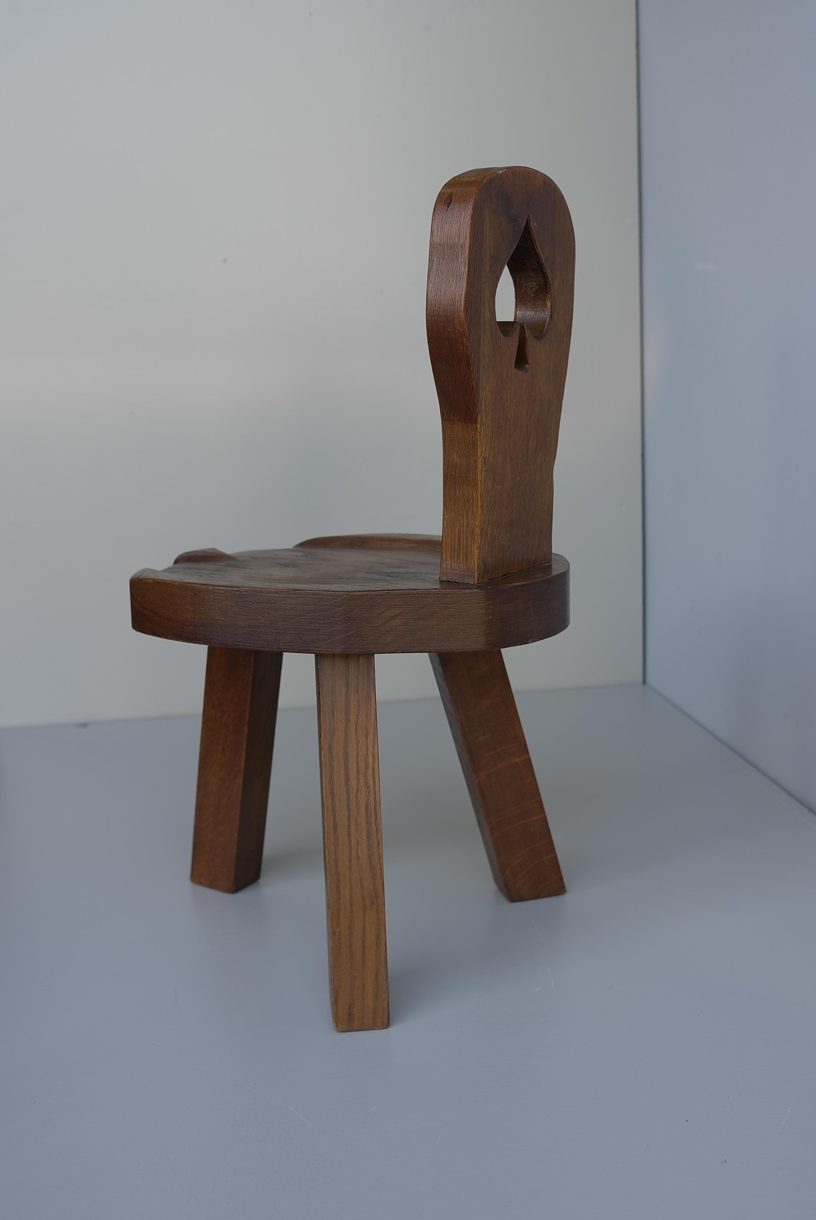 Anthroposophische Massiv Eiche Carved Tripod Folk Art Beistellstuhl, Schweiz 1950er Jahre (20. Jahrhundert) im Angebot