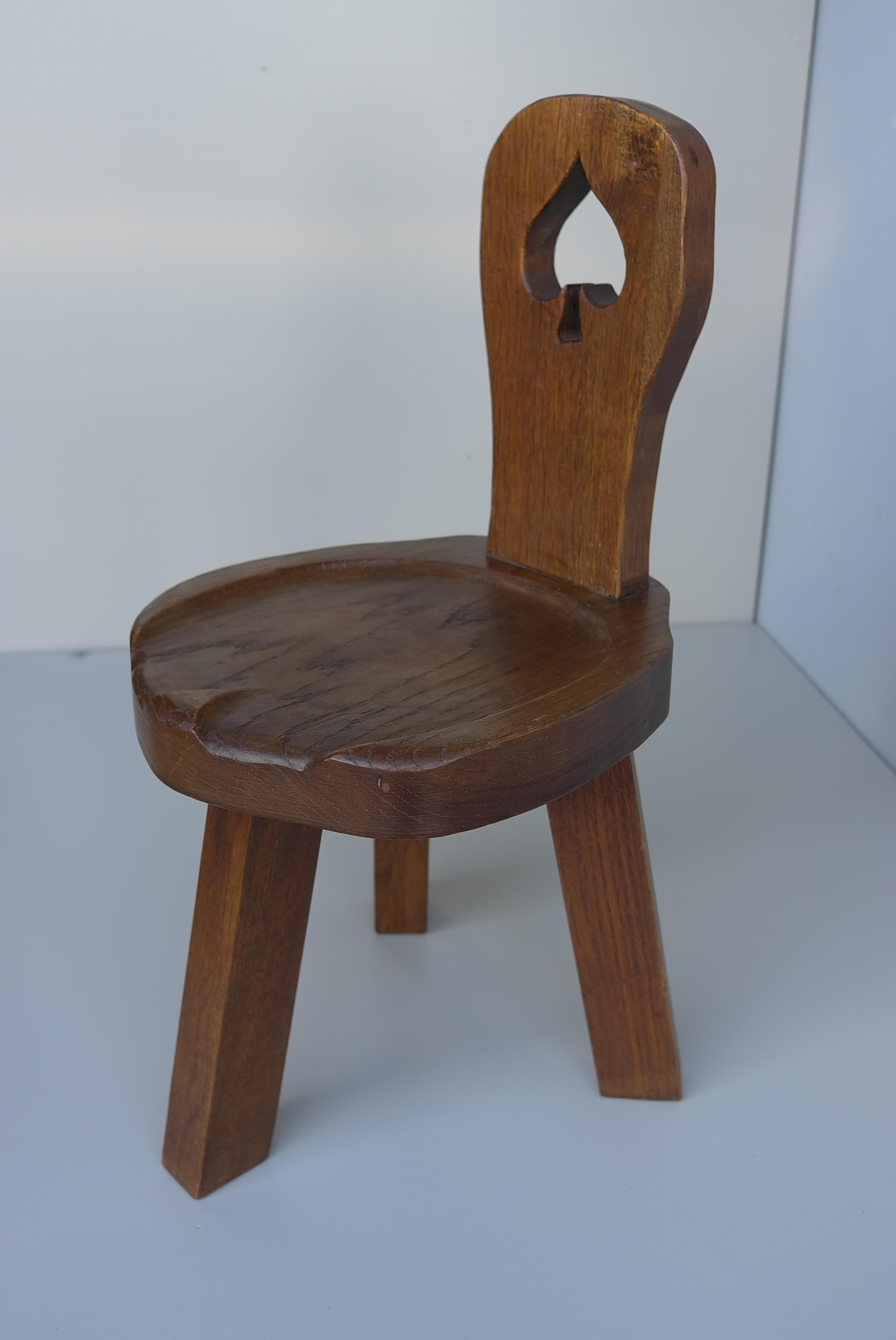 Anthroposophische Massiv Eiche Carved Tripod Folk Art Beistellstuhl, Schweiz 1950er Jahre (Eichenholz) im Angebot