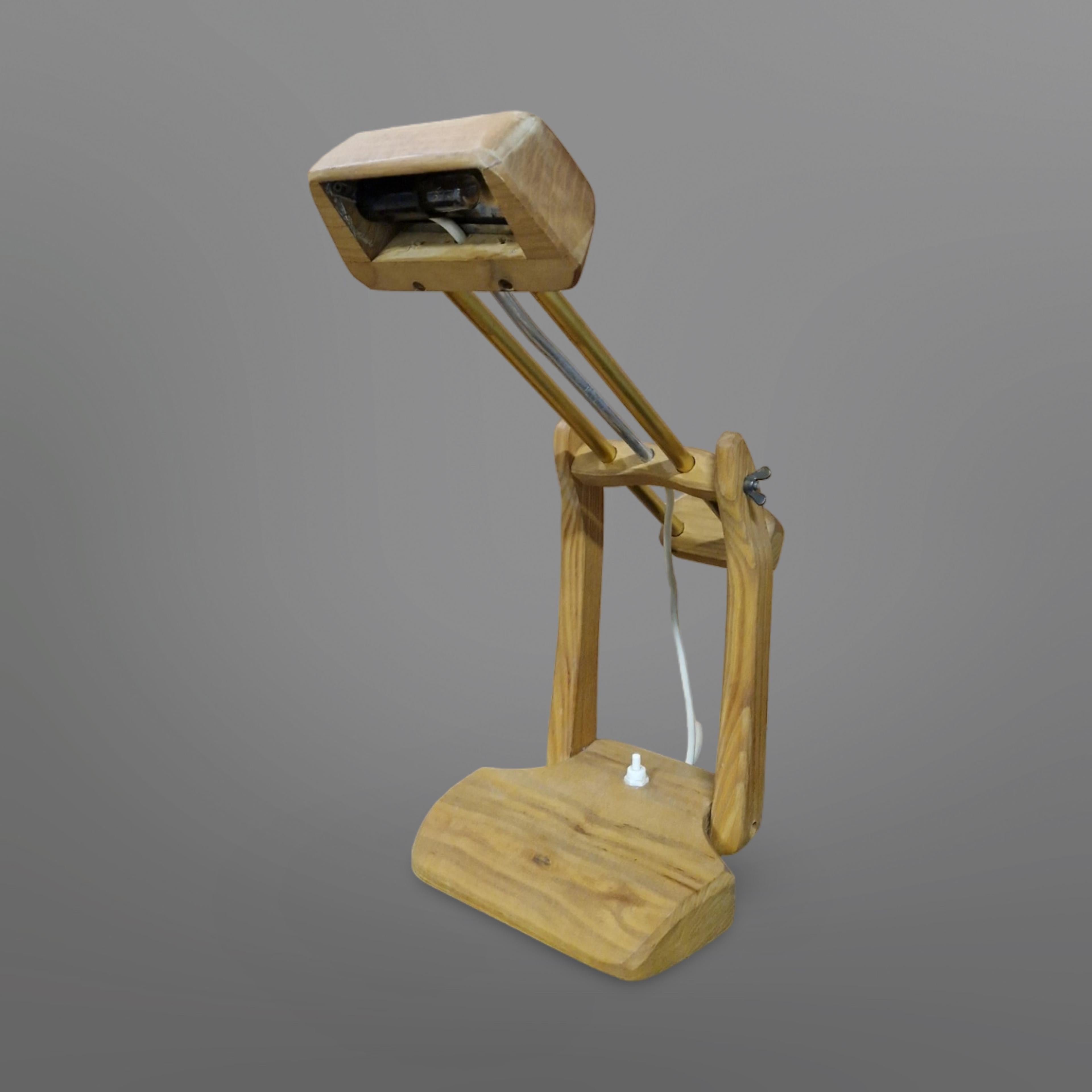 Lámpara de escritorio antroposófica de madera y latón, Países Bajos Años 60 Hecho a mano en venta
